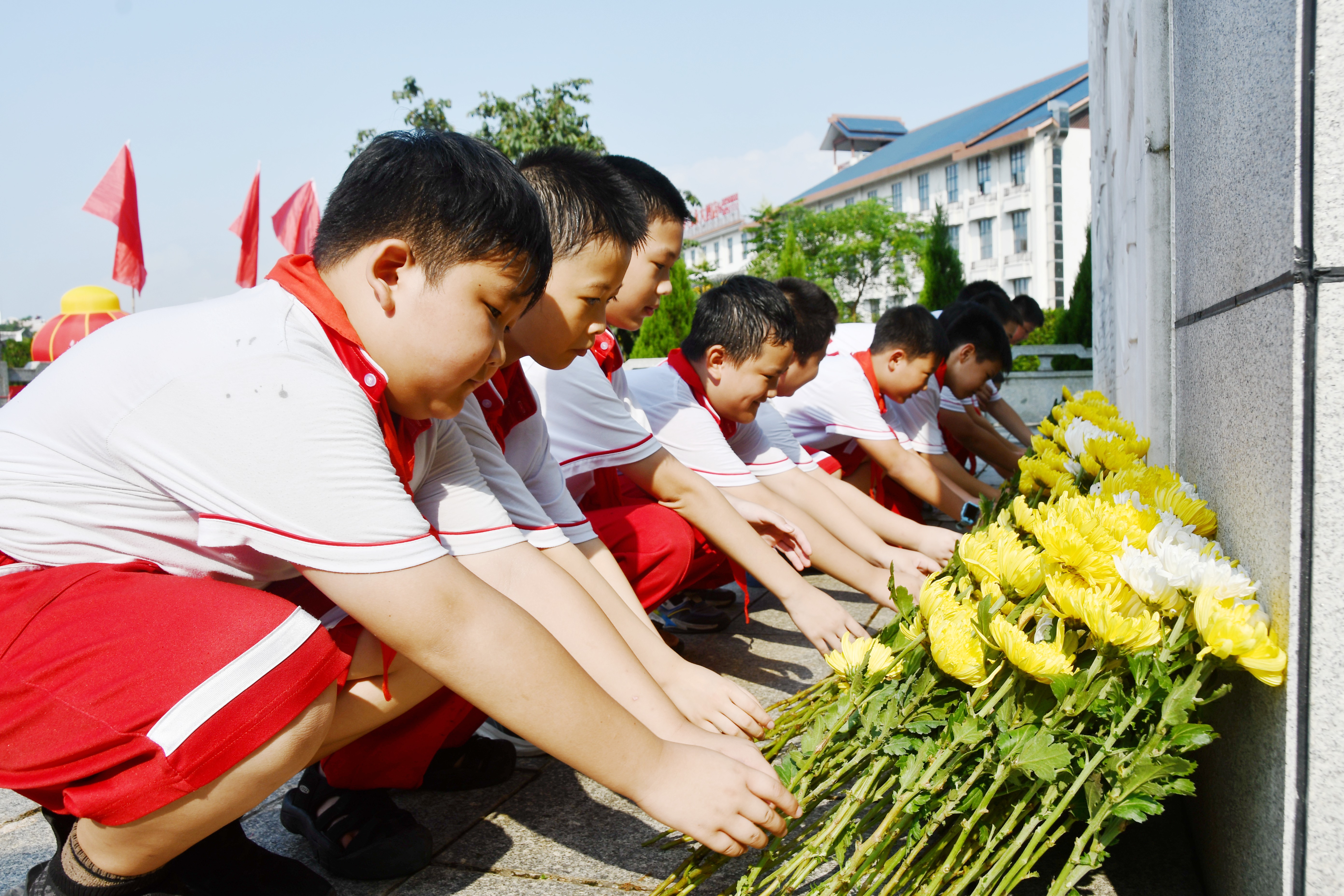 9月30日，在湖南省永州市江永县烈士陵园举行的公祭烈士活动，江永县第一小学的学生代表排队向烈士纪念碑献花。田如瑞.JPG