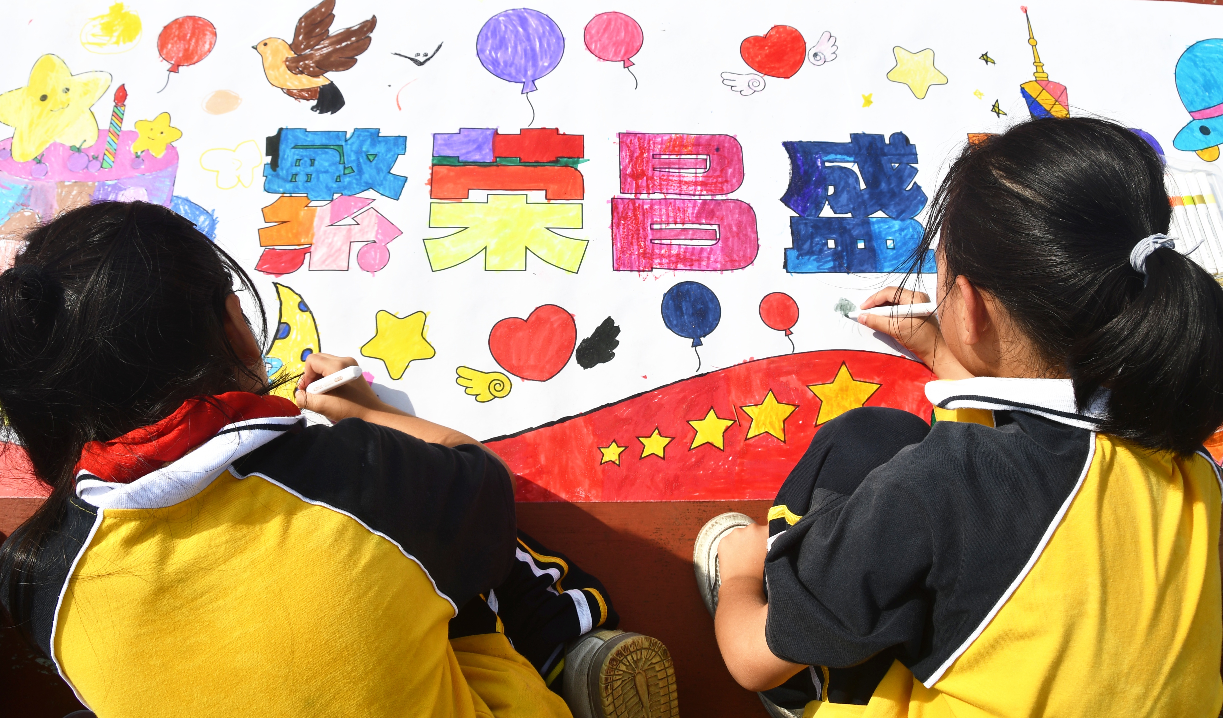 9月30日，湖南省永州市江永县第三小学学生在“彩绘长卷迎国庆”活动中绘画。田如瑞摄 (1).JPG