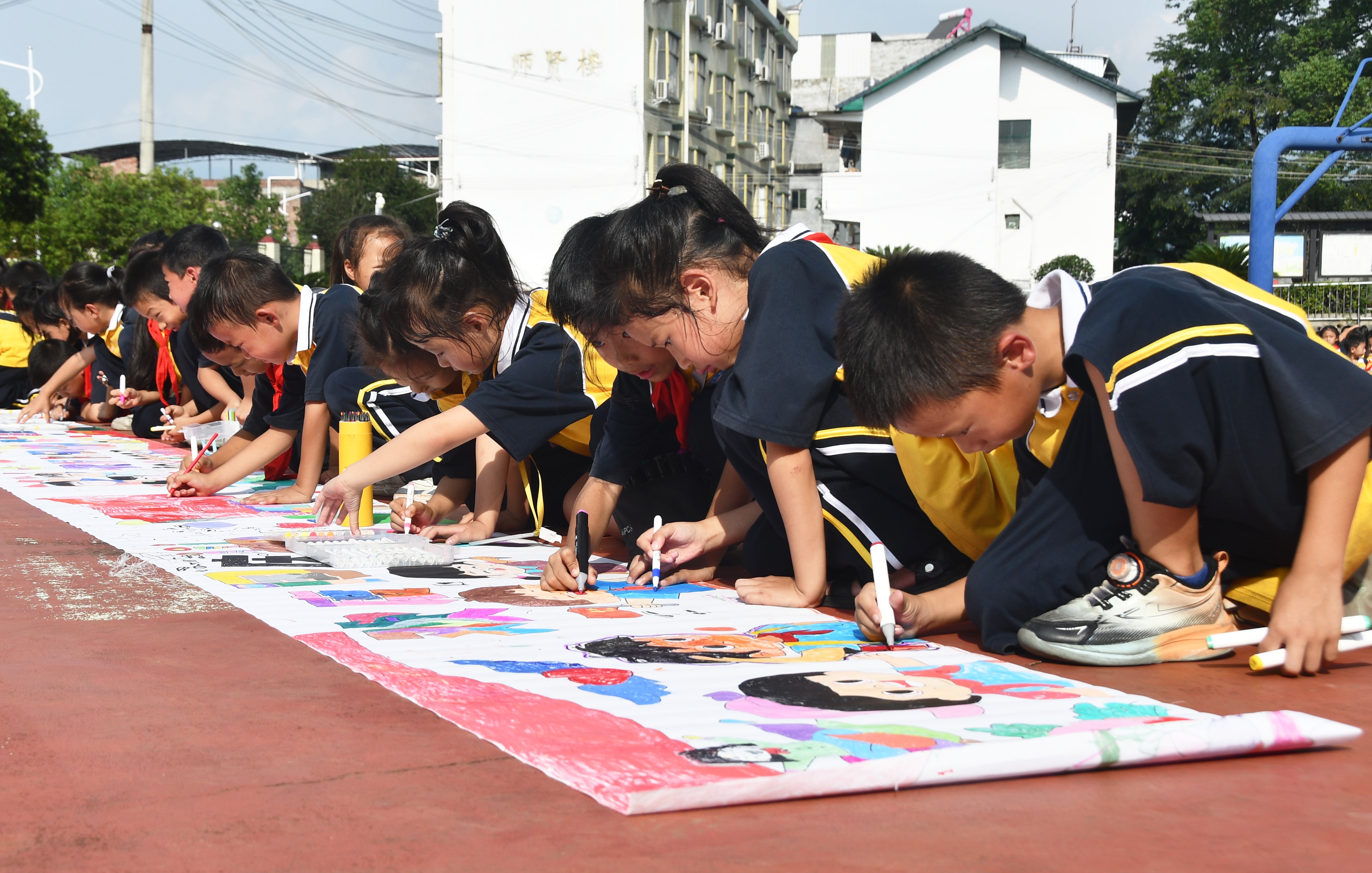 9月30日，湖南省永州市江永县第三小学学生在“彩绘长卷迎国庆”活动中绘画。田如瑞摄 (5).JPG