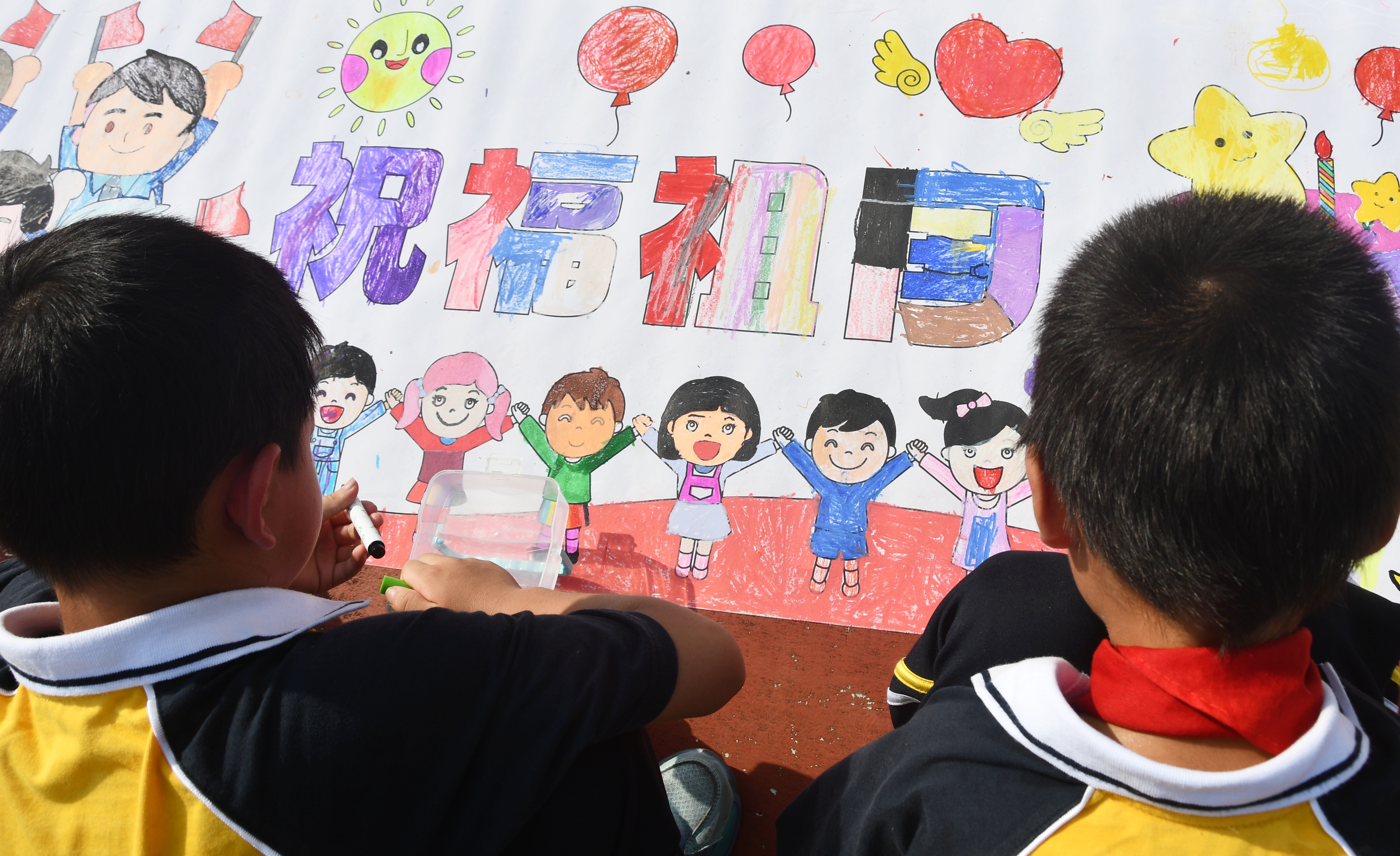 9月30日，湖南省永州市江永县第三小学学生在“彩绘长卷迎国庆”活动中绘画。田如瑞摄 (8).JPG