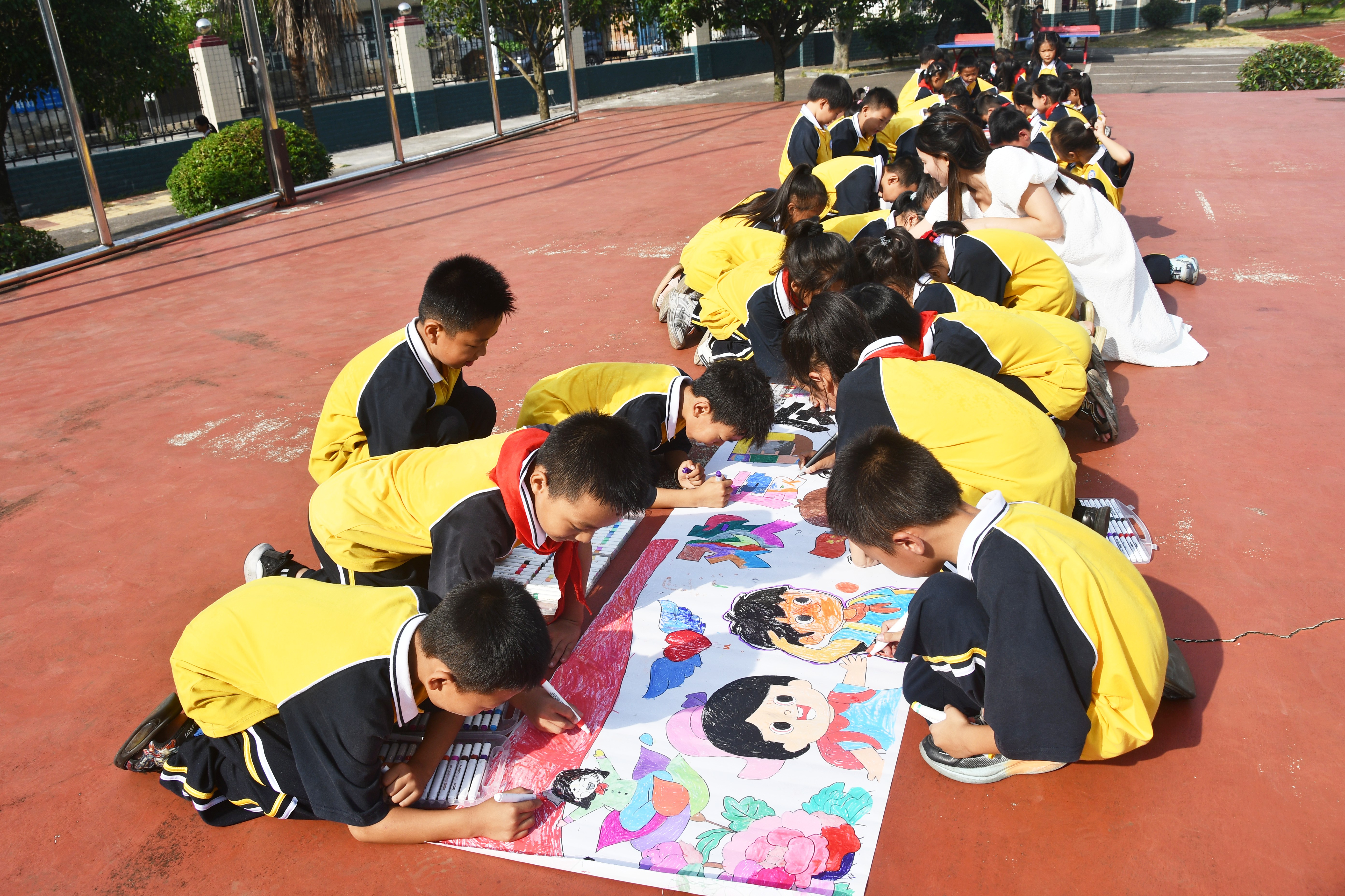 9月30日，湖南省永州市江永县第三小学学生在“彩绘长卷迎国庆”活动中绘画。田如瑞摄 (3).JPG