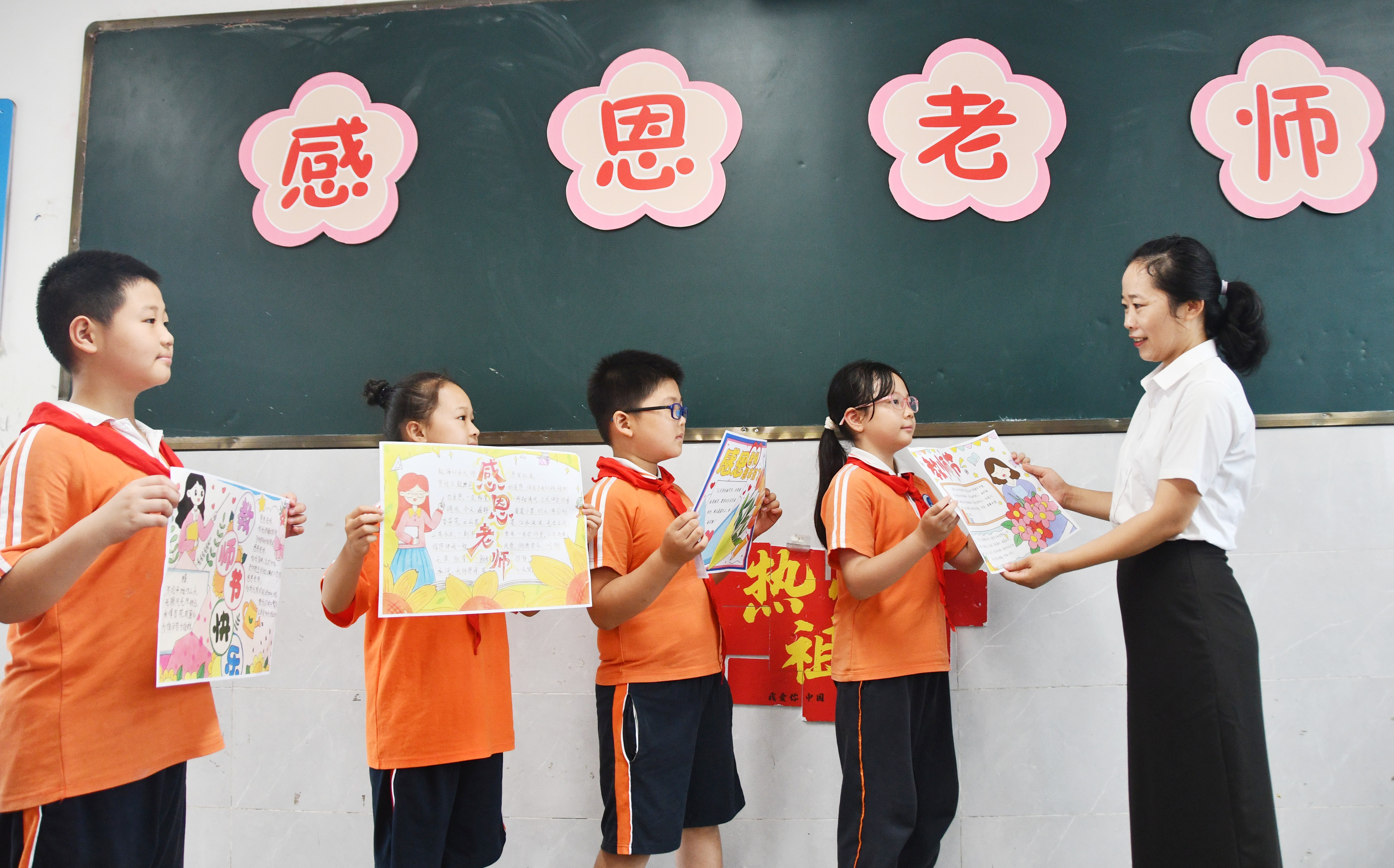9月9日，湖南省永州市江永县思源实验学校学生向老师送上自己绘制的教师节手抄报，表达节日的祝福。田如瑞摄 (1).JPG