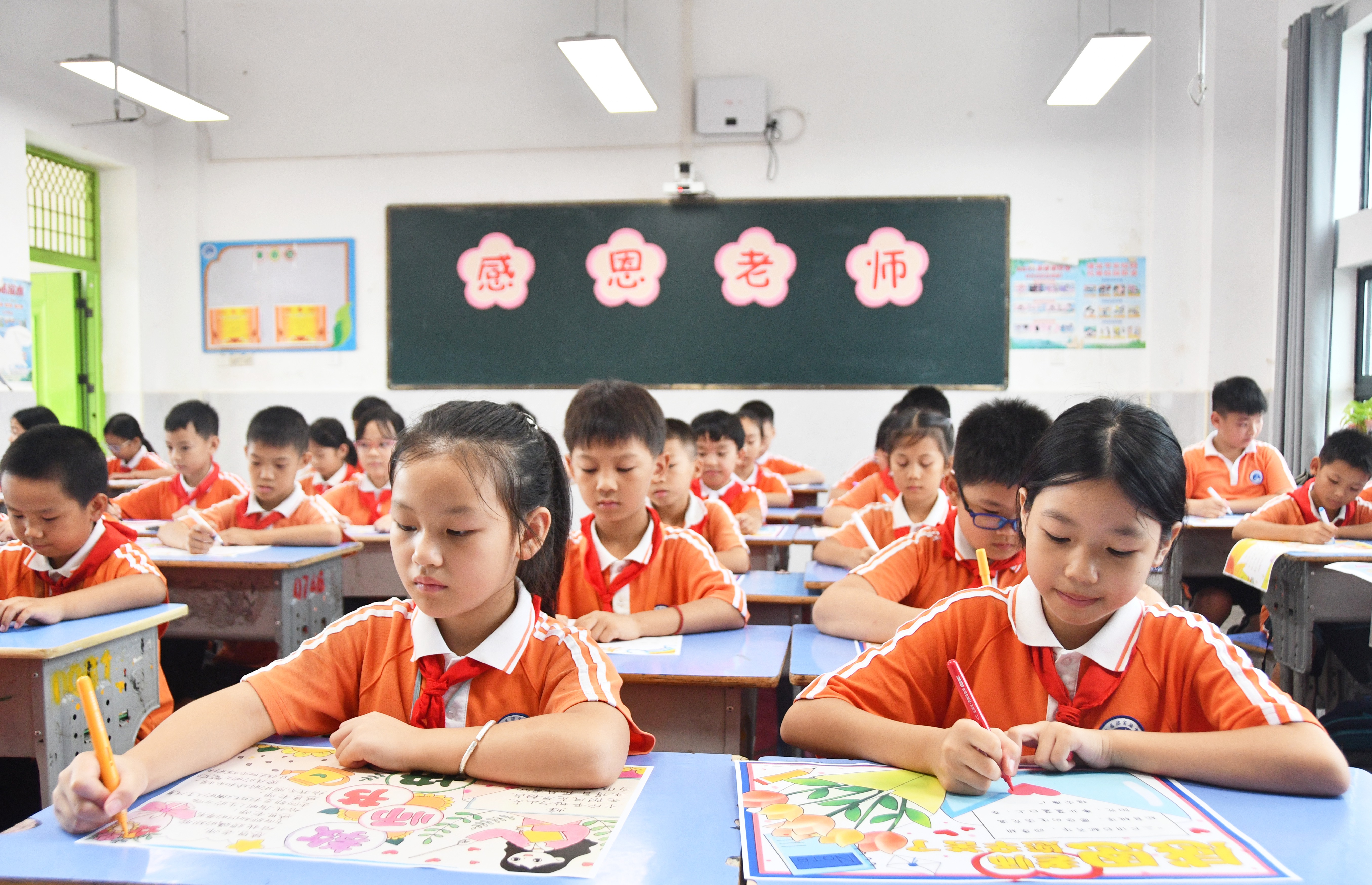 9月9日，湖南省永州市江永县思源实验学校学生绘制教师节主题手抄报。田如瑞摄.JPG