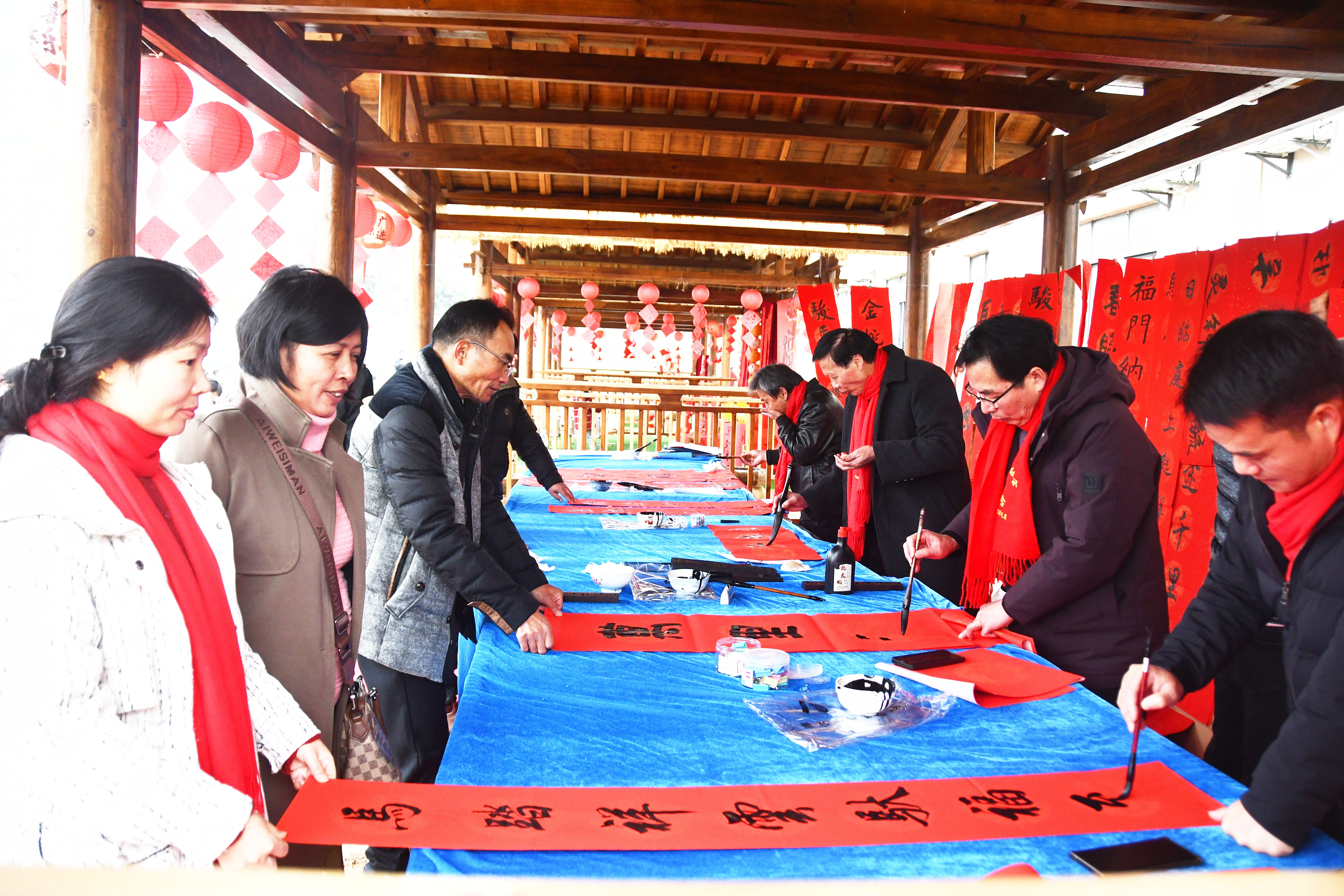 1月26日，书法志愿者在湖南省永州市江永县潇浦镇工业园村为村民写春联。田如瑞摄  (1).JPG