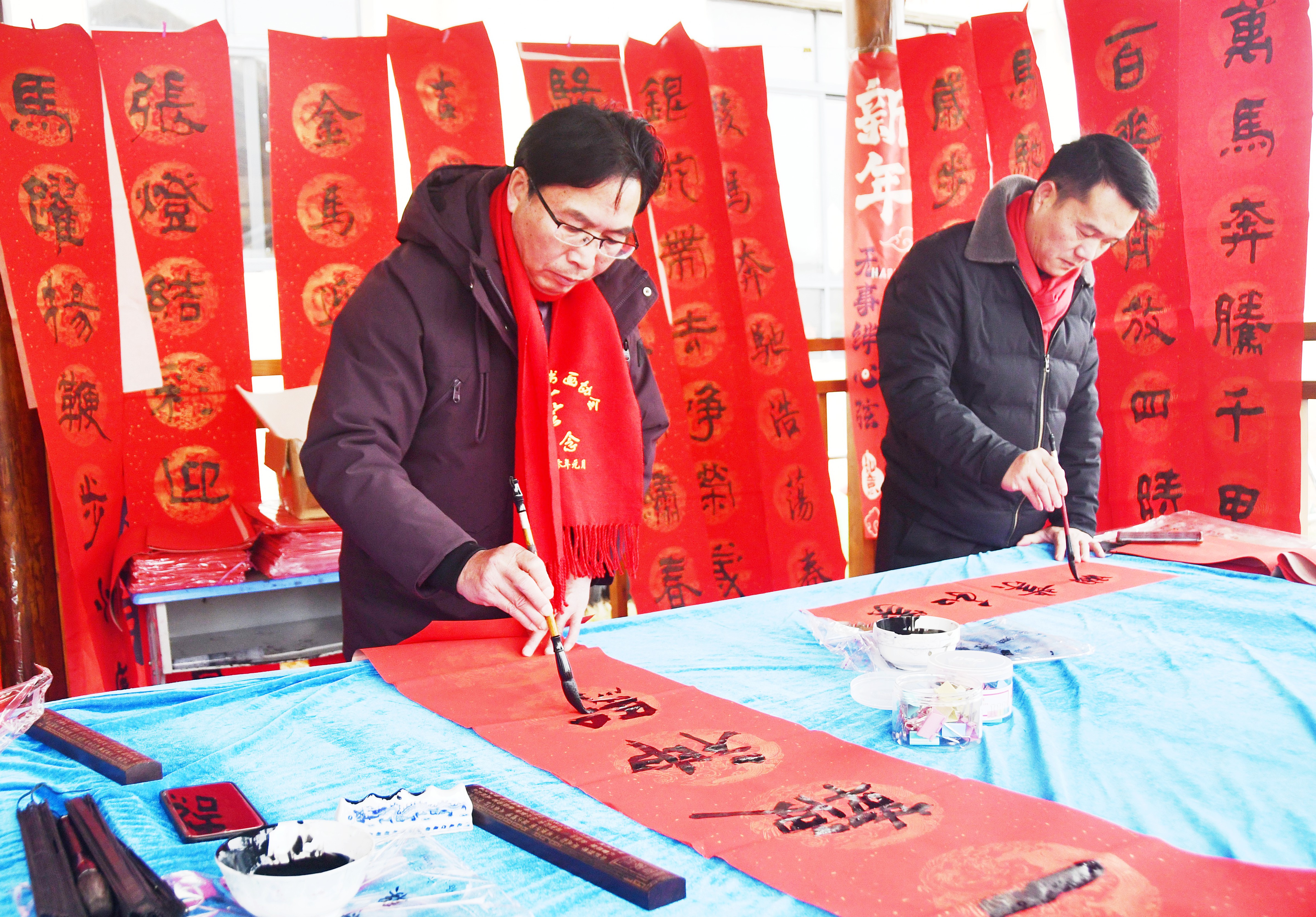 1月26日，书法志愿者在湖南省永州市江永县潇浦镇工业园村为村民写春联。田如瑞摄  (7).JPG