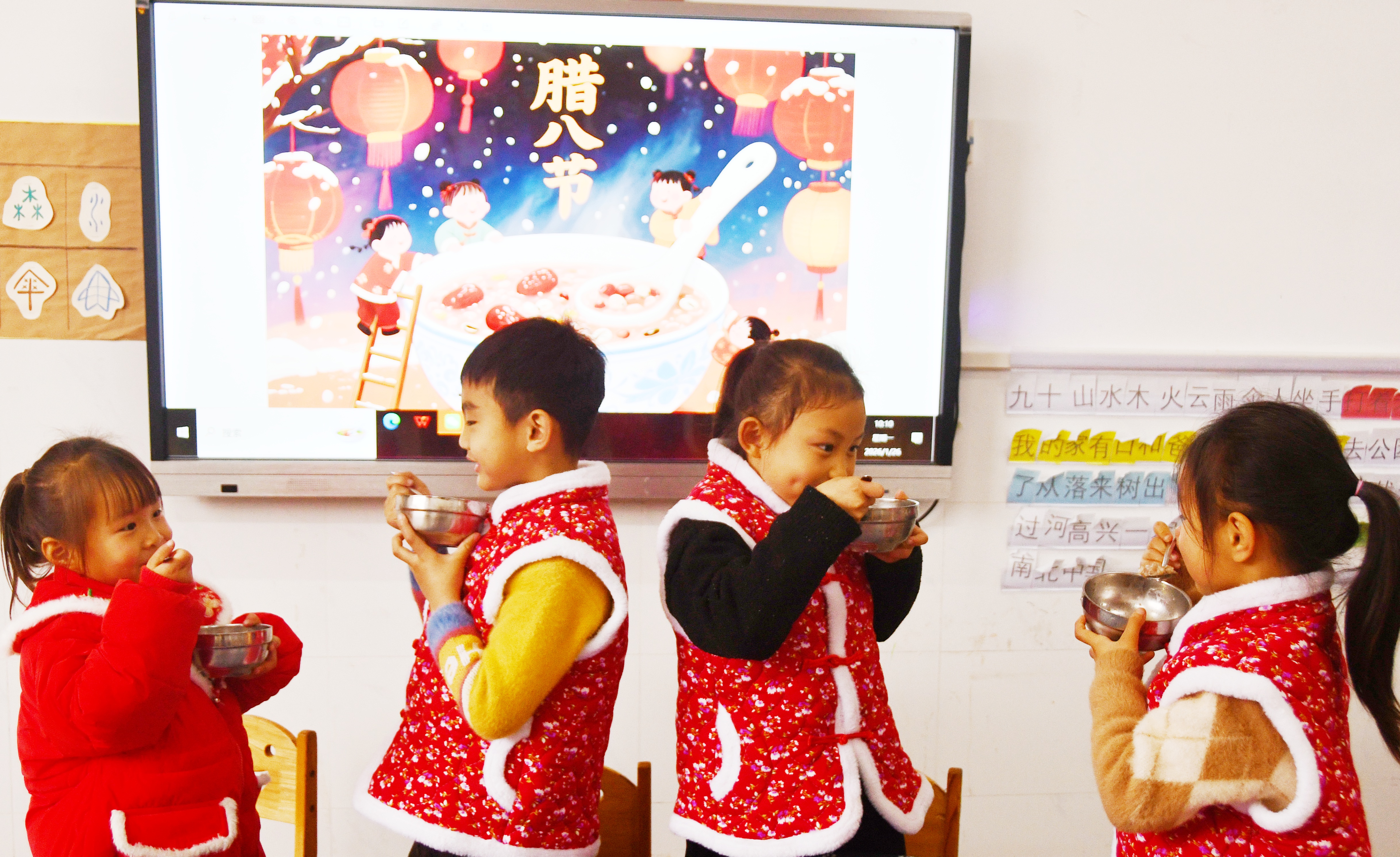 1月26日，在湖南省永州市江永县工业集中区幼儿园，小朋友在品尝腊八粥。田如瑞摄.JPG