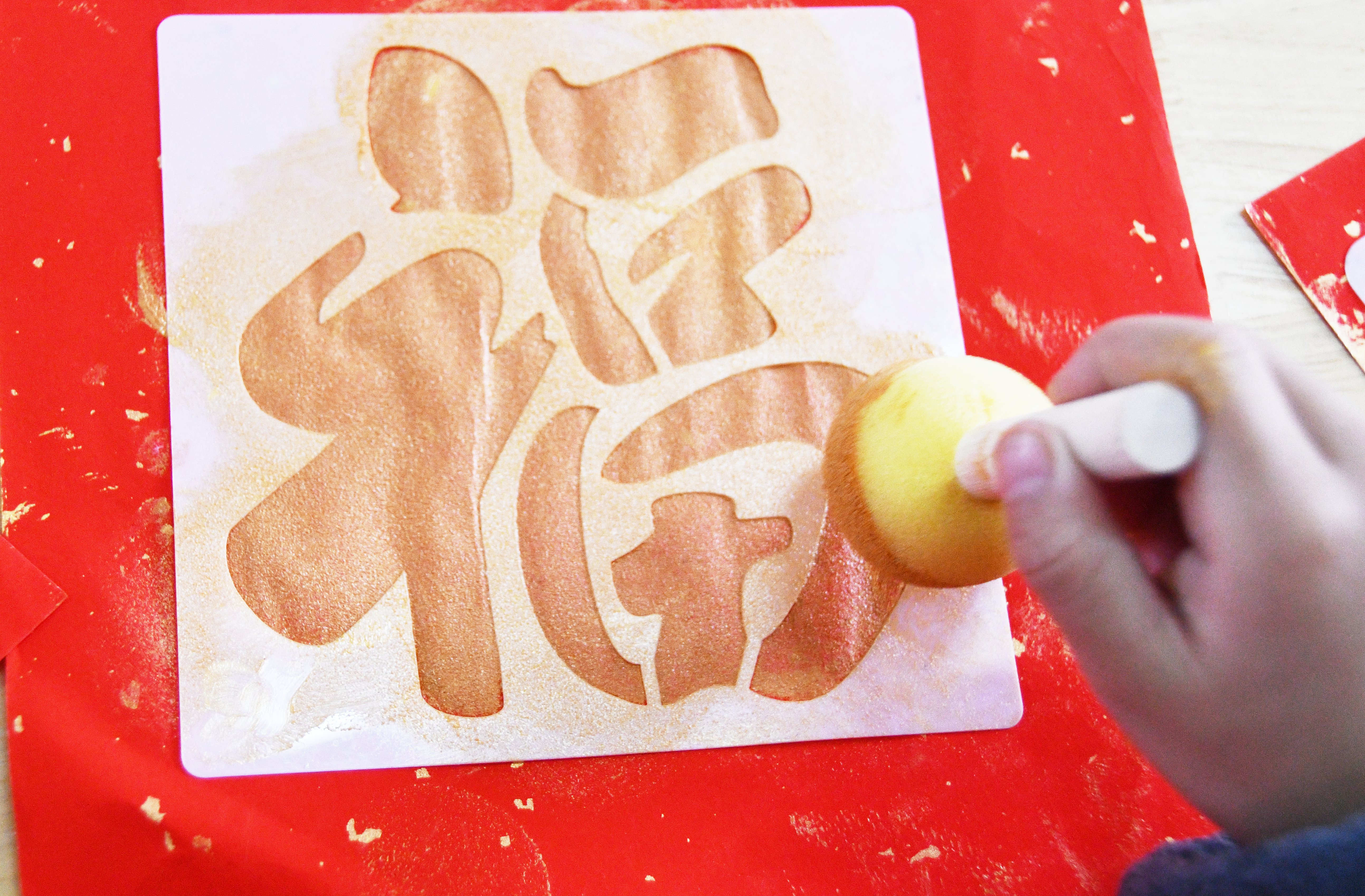 1月26日，在湖南省永州市江永县工业集中区幼儿园举办的腊八节活动上，老师指导小朋友拓印福字。田如瑞摄 (2).JPG