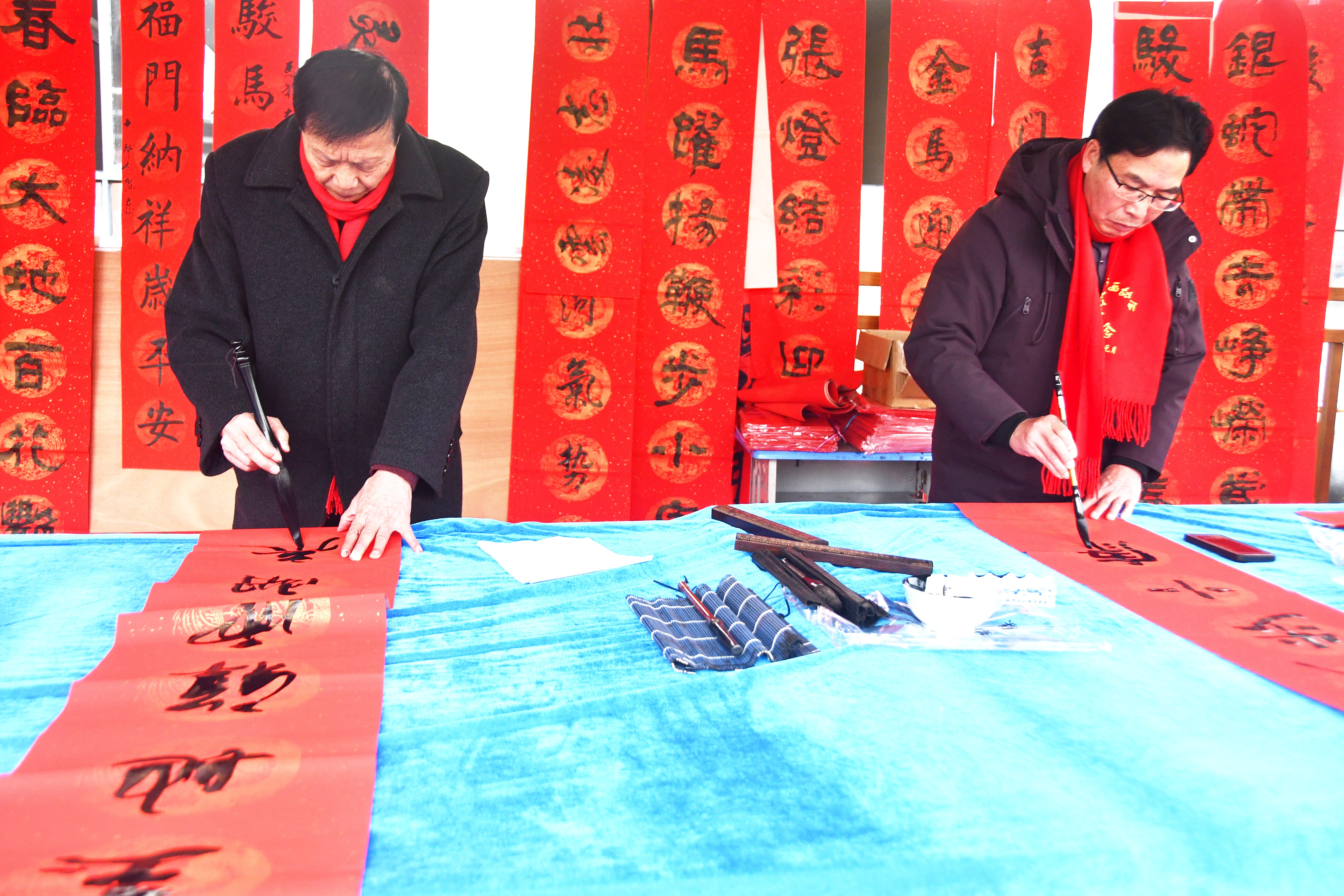 1月26日，书法志愿者在湖南省永州市江永县潇浦镇工业园村为村民写春联。田如瑞摄  (6).JPG