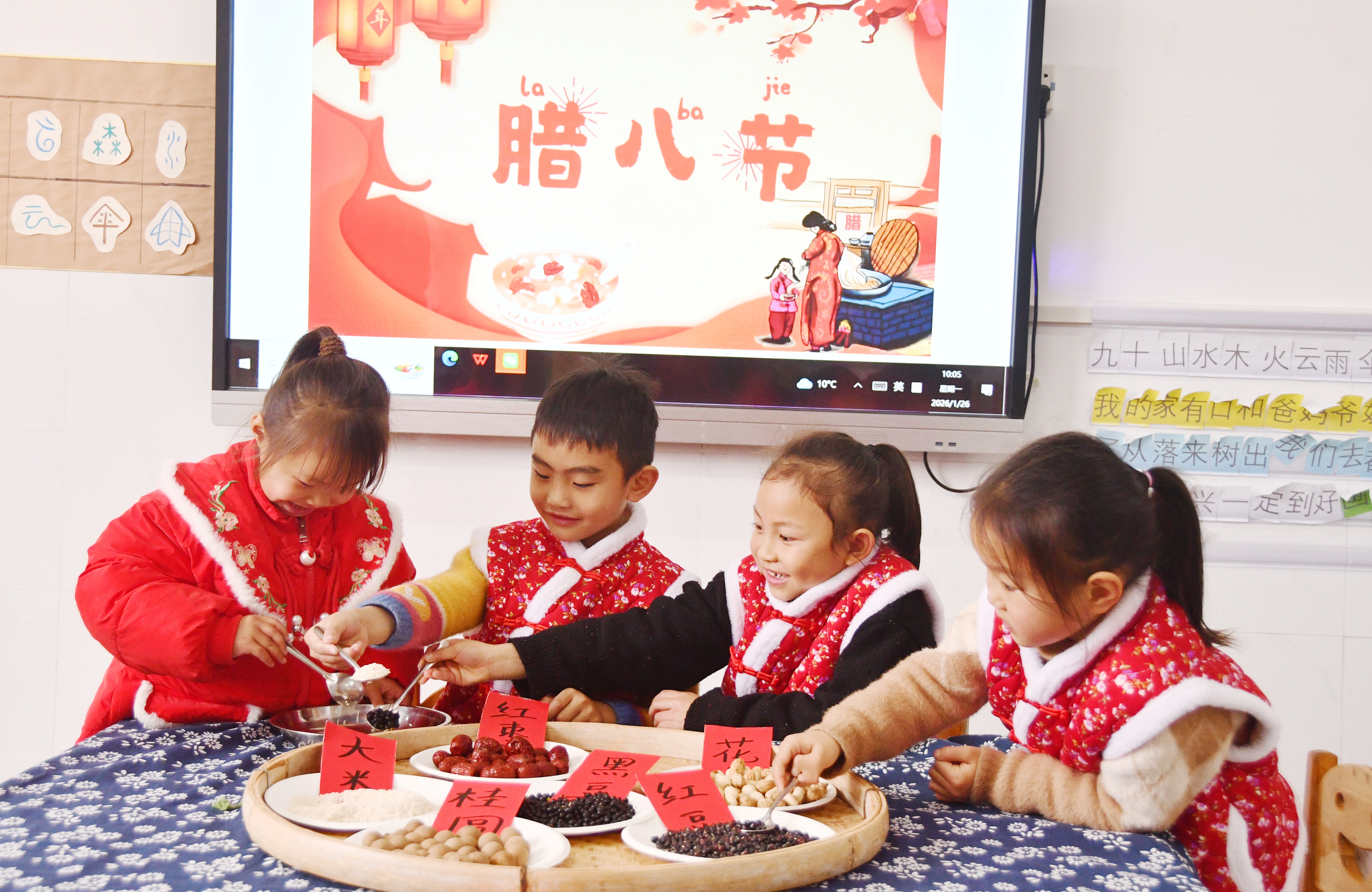 1月26日，在湖南省永州市江永县工业集中区幼儿园，小朋友挑选制作腊八粥的食材。田如瑞摄.JPG
