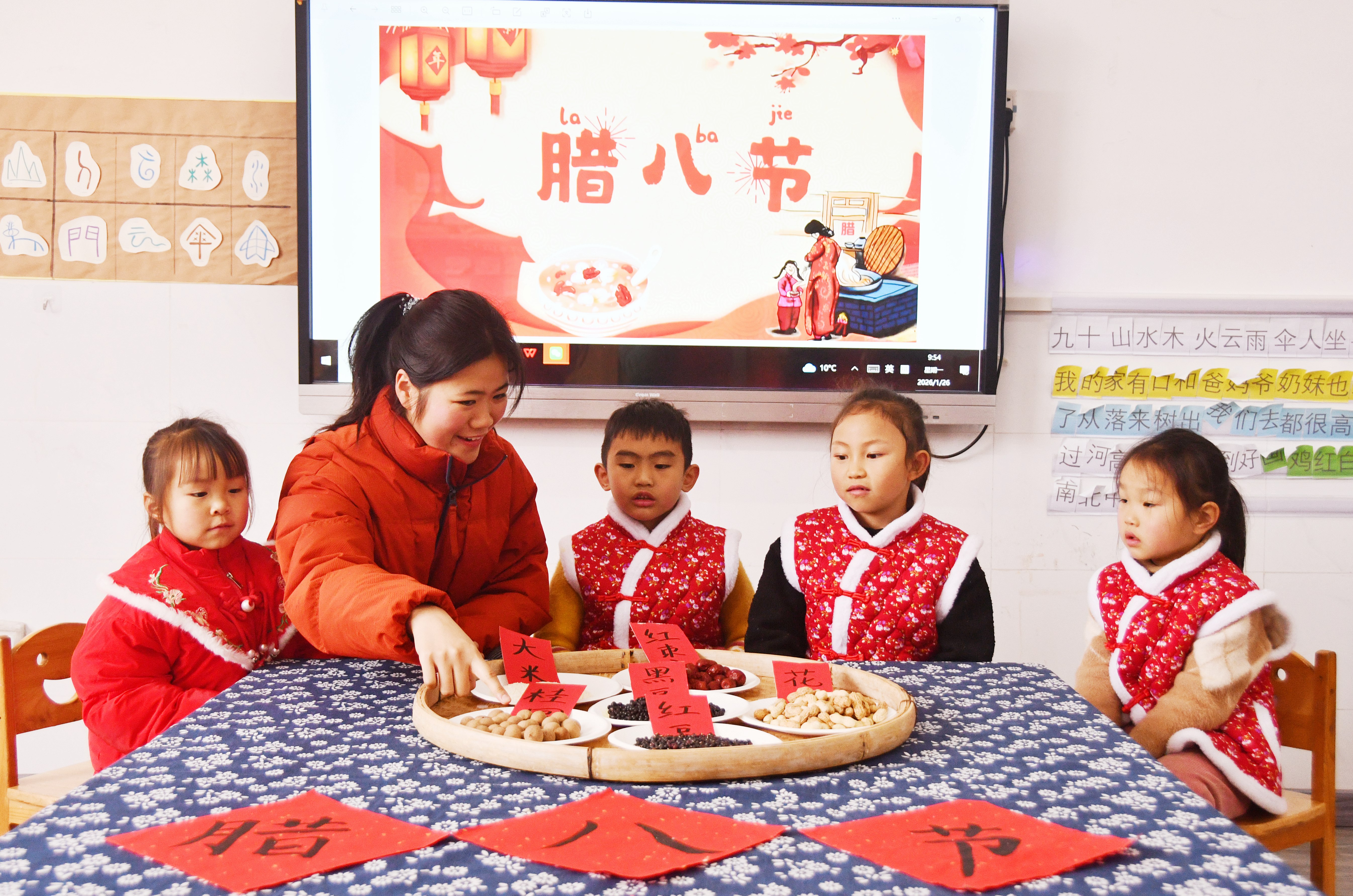 1月26日，在湖南省永州市江永县工业集中区幼儿园，老师在教小朋友认识制作腊八粥的食材。田如瑞摄 (1).JPG