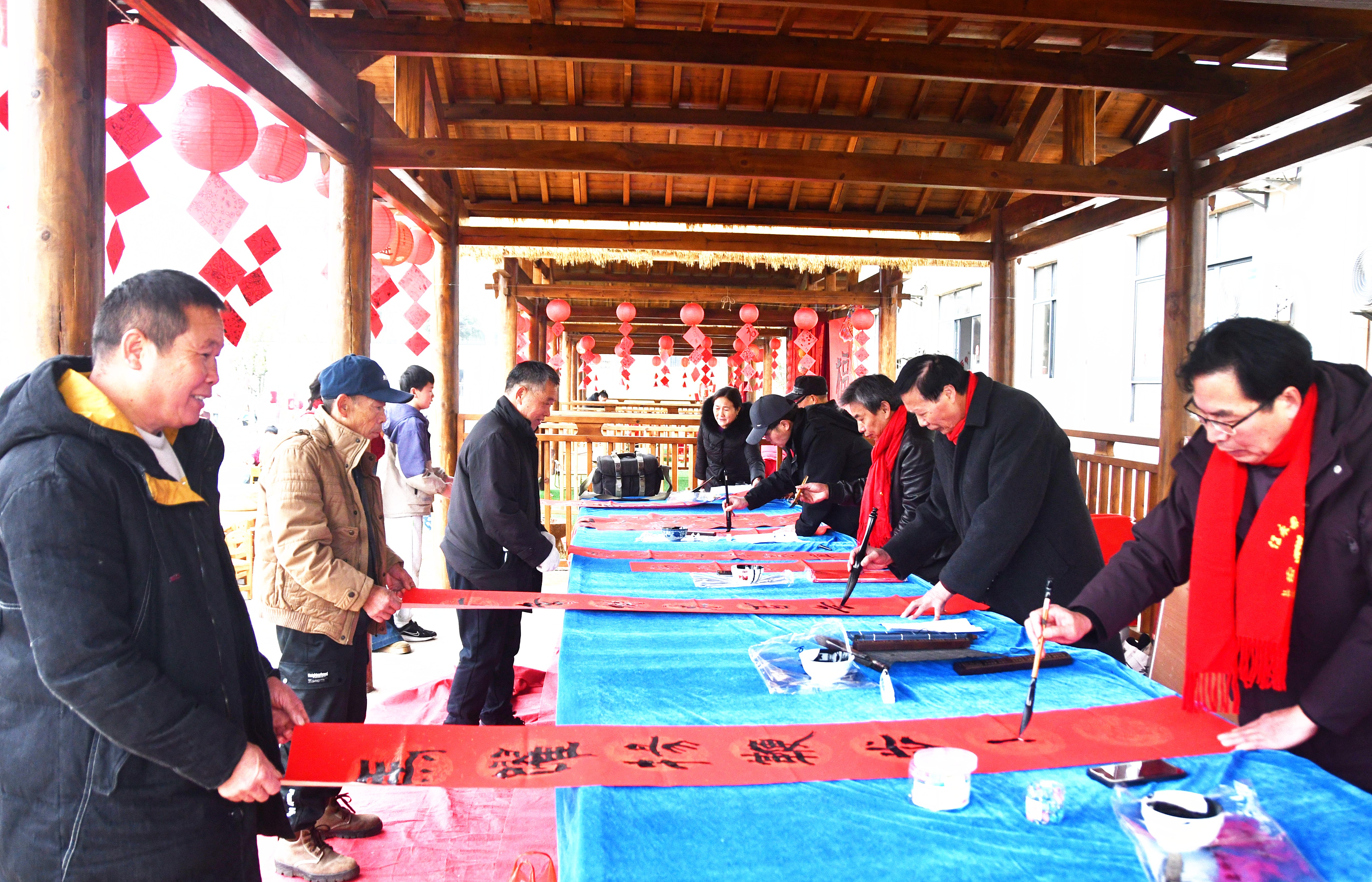 1月26日，书法志愿者在湖南省永州市江永县潇浦镇工业园村为村民写春联。田如瑞摄  (5).JPG