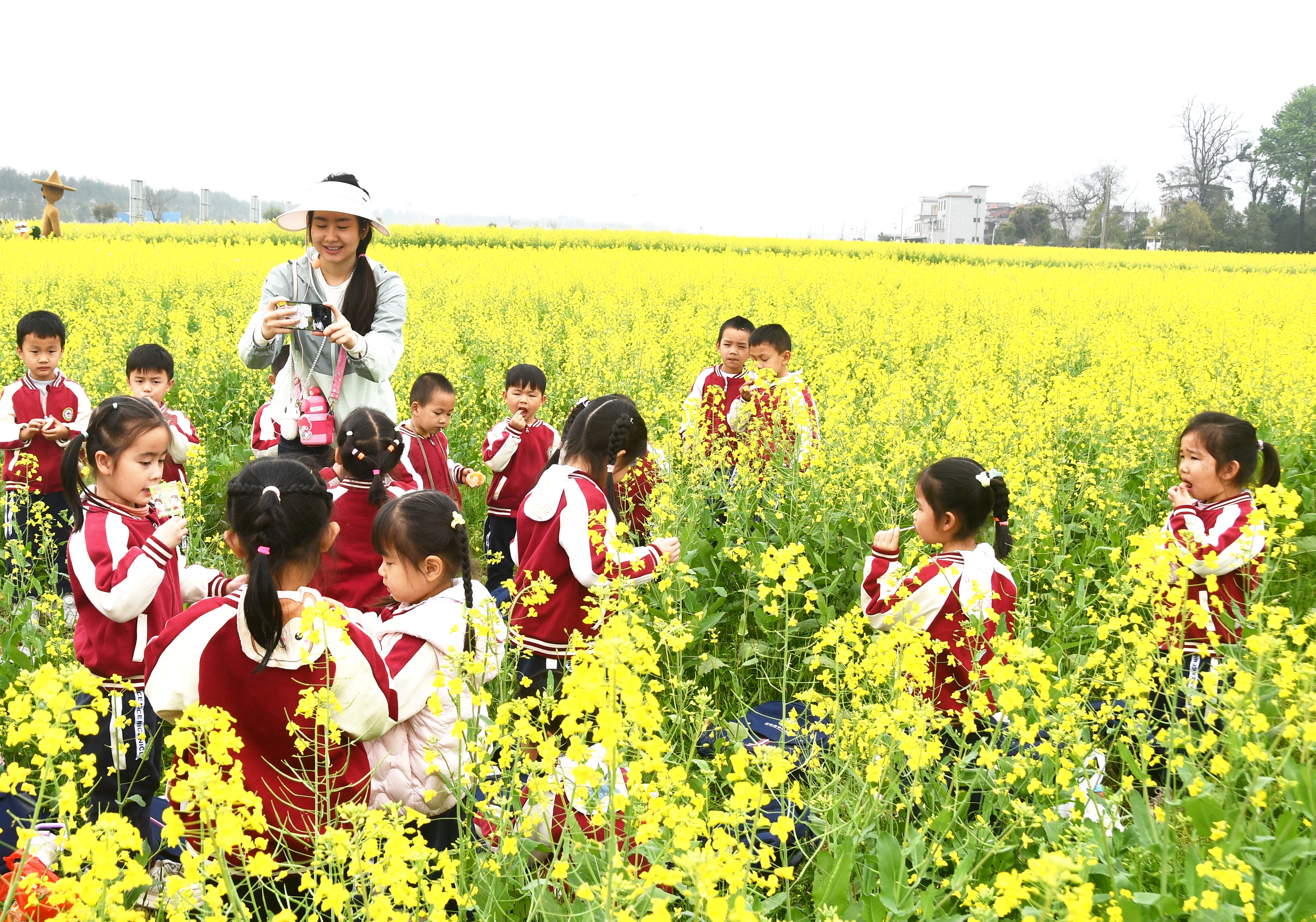 3月17日，湖南省永州市江永县中心幼儿园老师带领小朋友观赏油菜花。田如瑞摄 (9).JPG