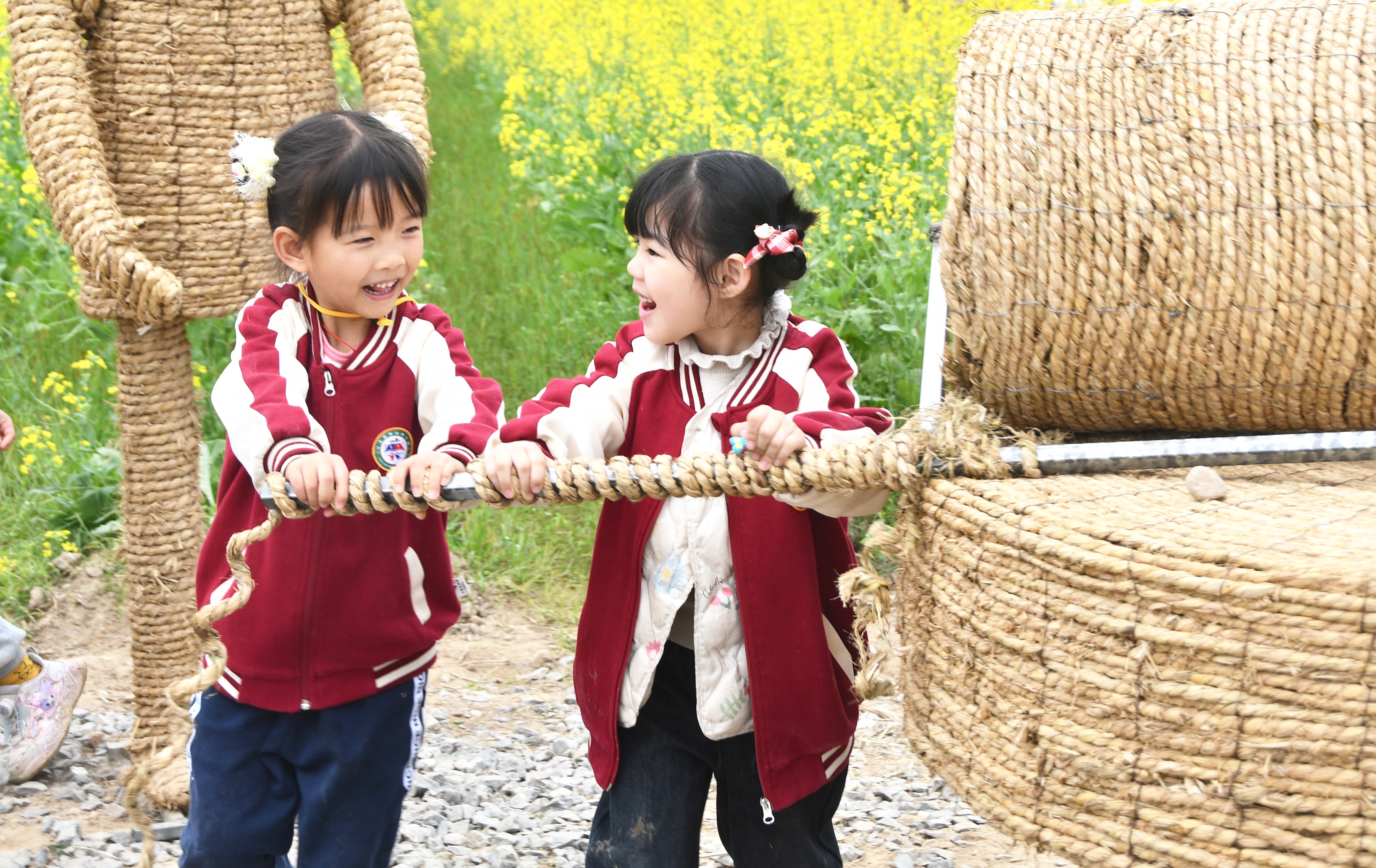 3月17日，湖南省永州市江永县中心幼儿园小朋友油菜花田开心游玩。田如瑞摄  (1).JPG