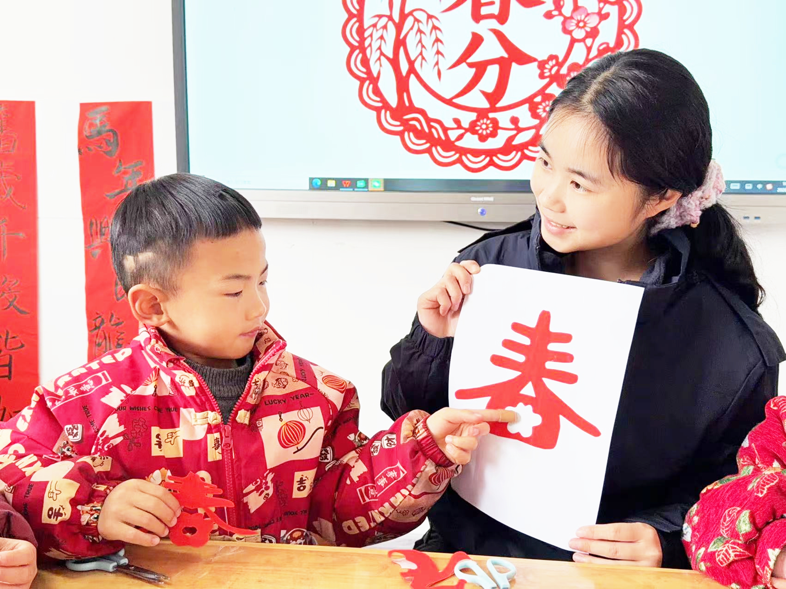 3月20日，湖南省永州市江永县工业集中区幼儿园，老师指导小朋友制作“春分”主题剪纸。田如瑞摄 (7).jpg