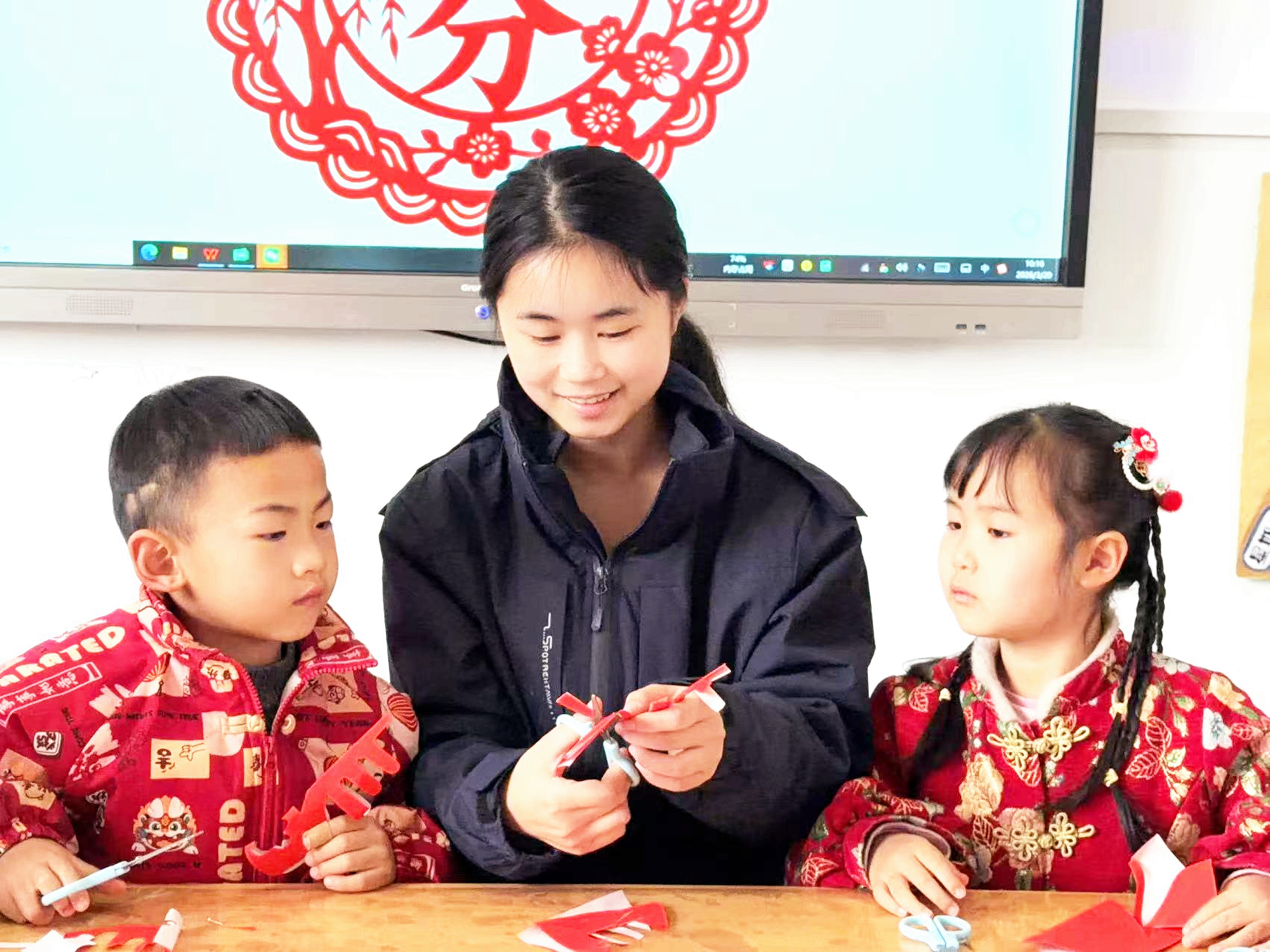 3月20日，湖南省永州市江永县工业集中区幼儿园，老师指导小朋友制作“春分”主题剪纸。田如瑞摄 (4).jpg