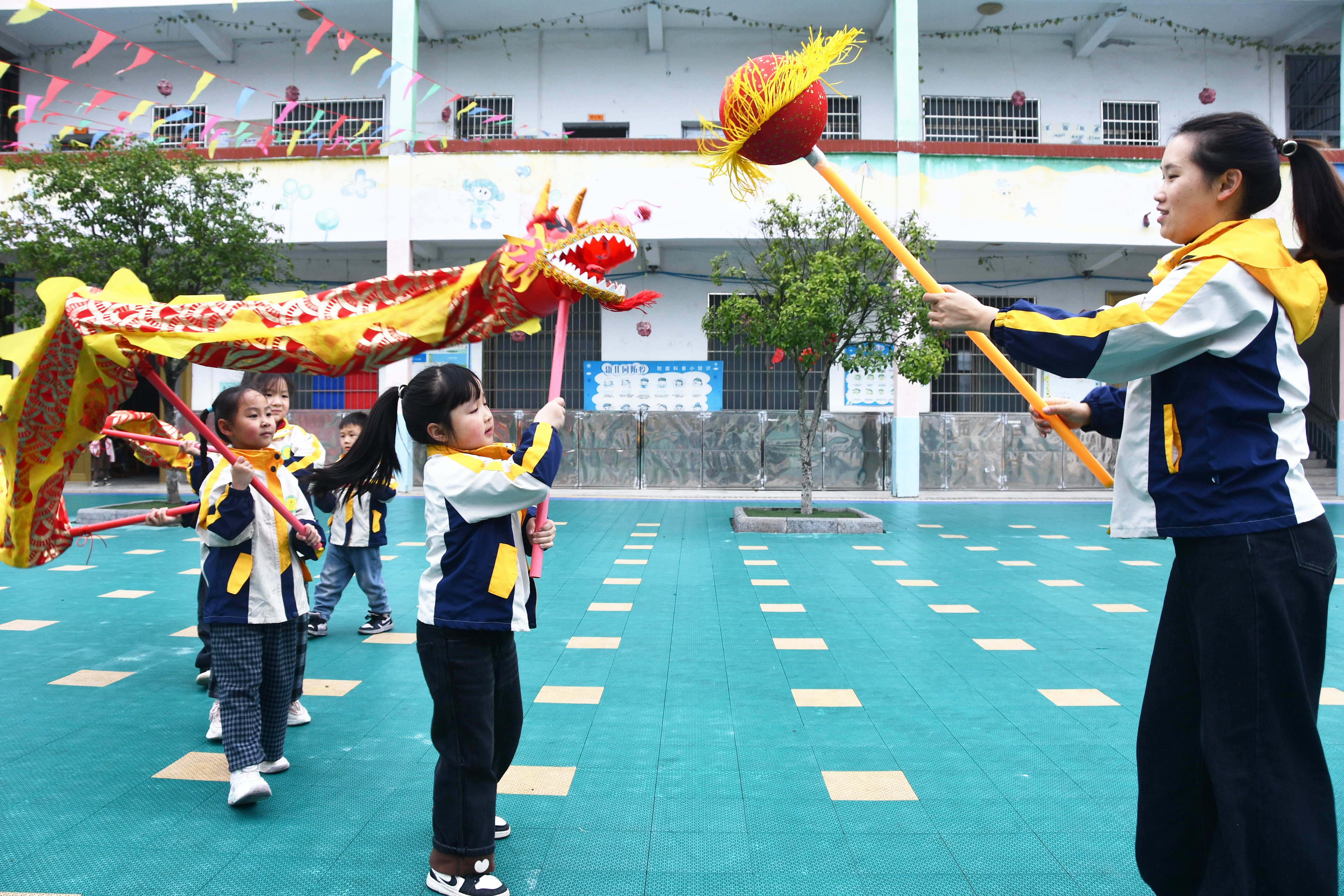 3月20日，湖南省永州市江永县桃川镇中心幼儿园老师带领孩子们舞龙。田如瑞摄 (11).JPG