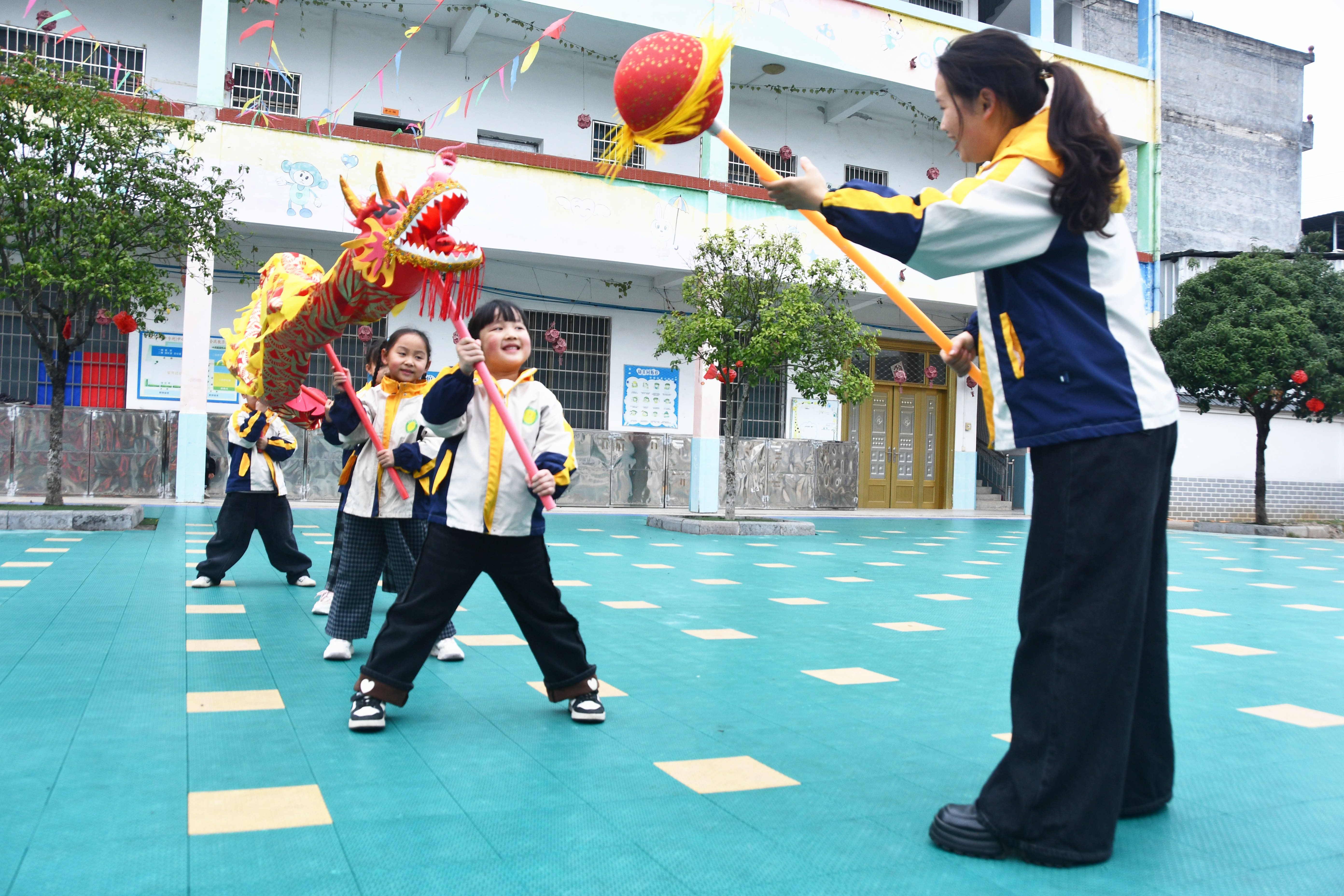 3月20日，湖南省永州市江永县桃川镇中心幼儿园老师带领孩子们舞龙。田如瑞摄 (1).JPG