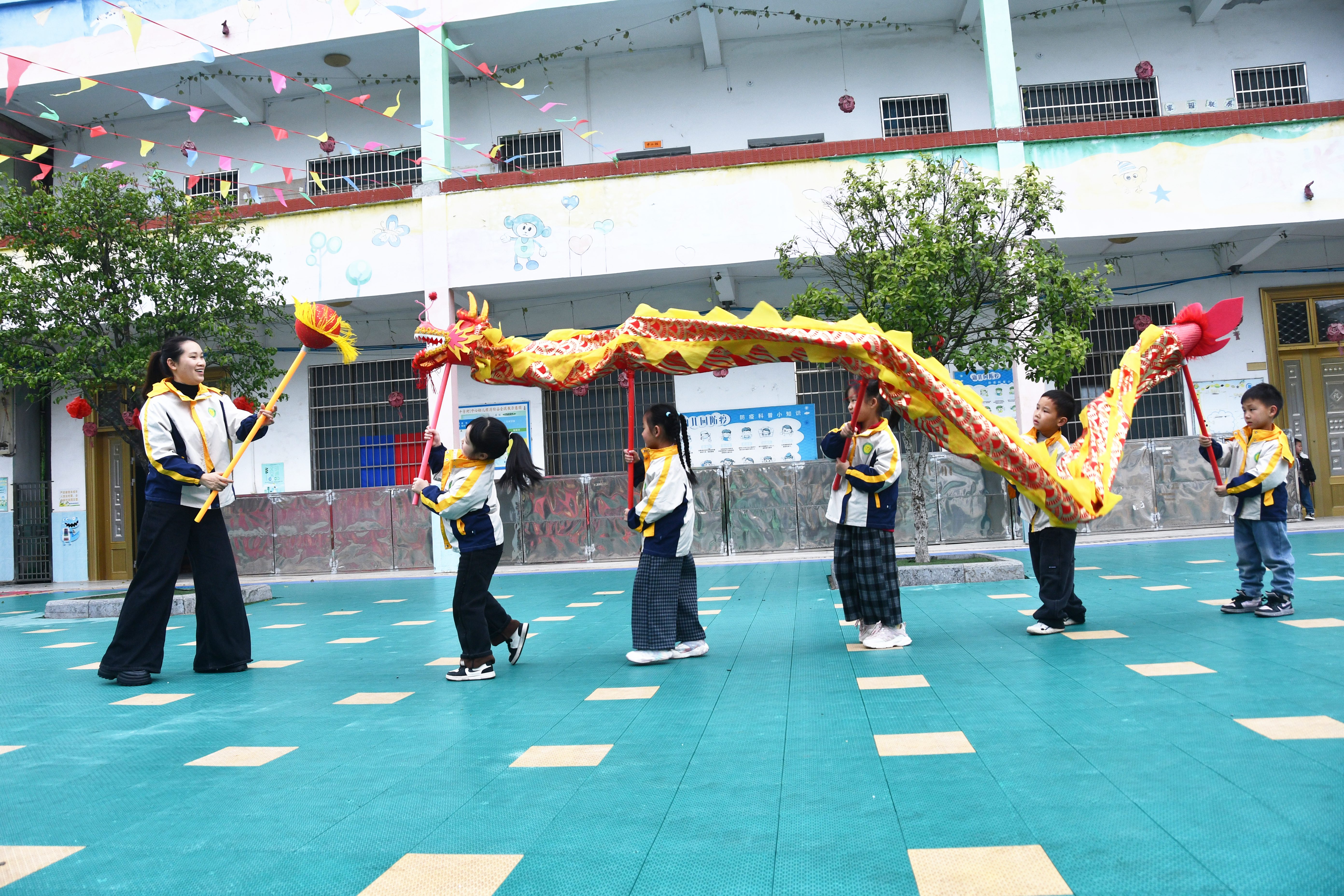 3月20日，湖南省永州市江永县桃川镇中心幼儿园老师带领孩子们舞龙。田如瑞摄 (9).JPG