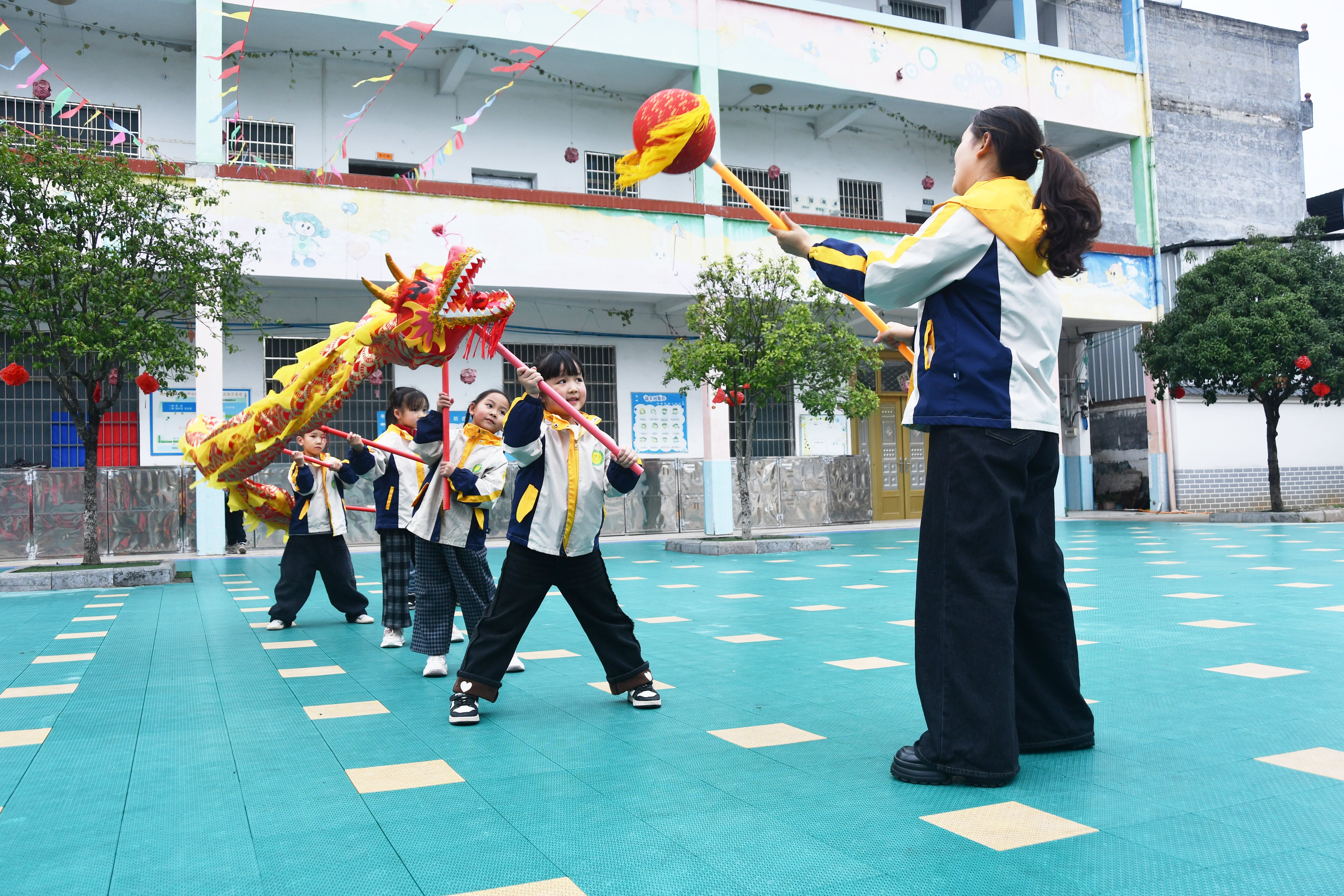 3月20日，湖南省永州市江永县桃川镇中心幼儿园老师带领孩子们舞龙。田如瑞摄 (2).JPG