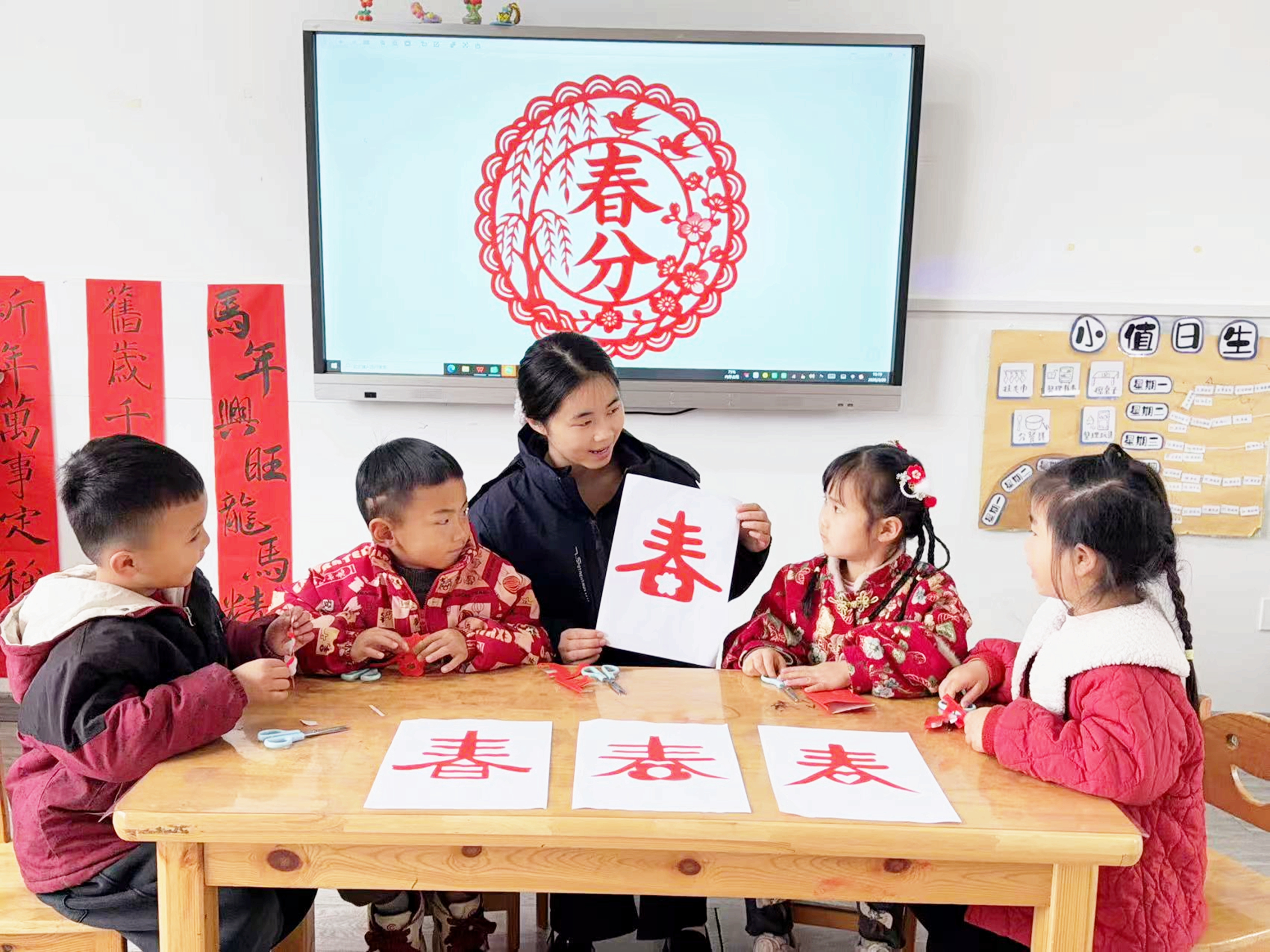 3月20日，湖南省永州市江永县工业集中区幼儿园，老师指导小朋友制作“春分”主题剪纸。田如瑞摄 (2).jpg