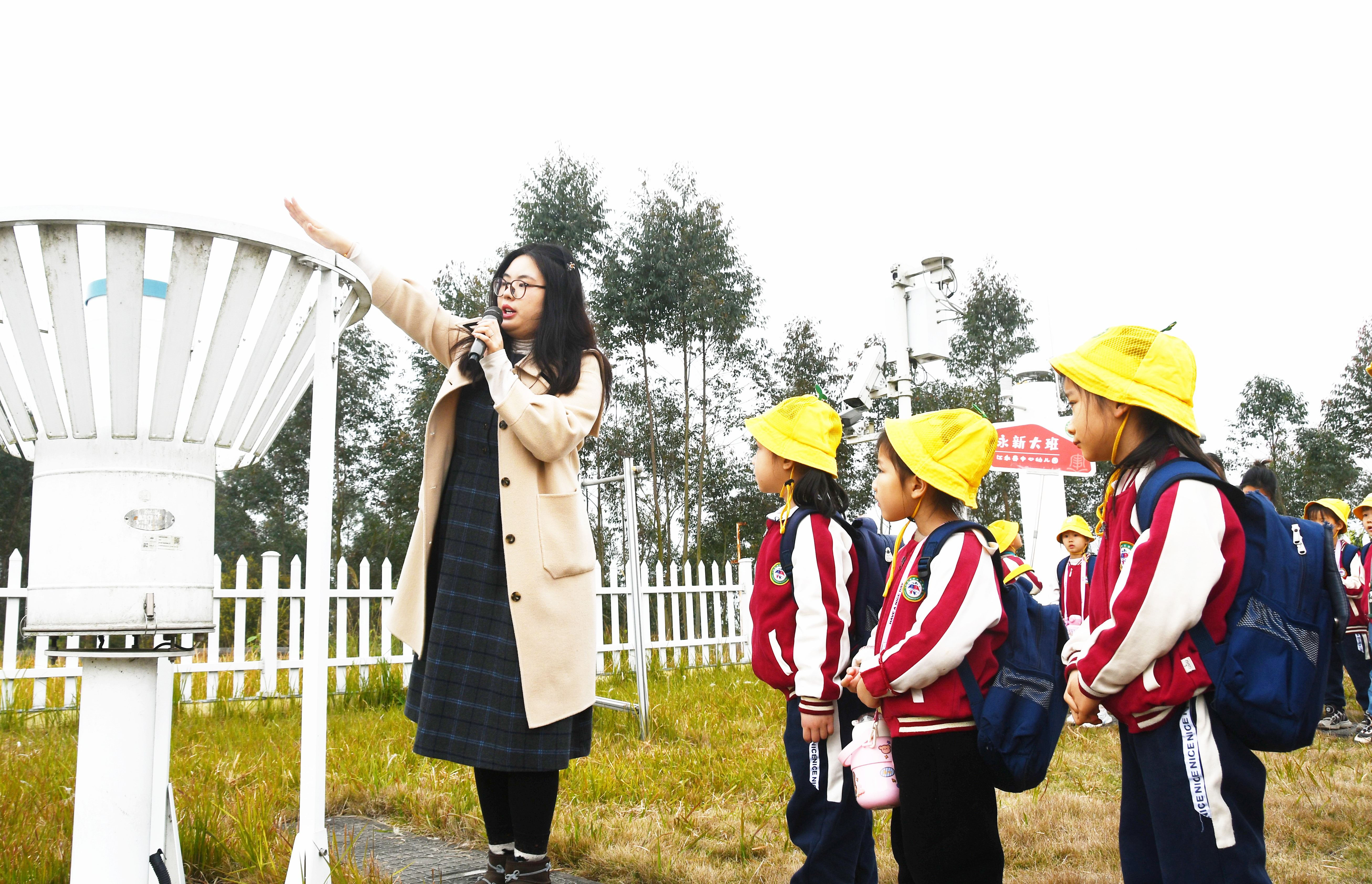 3月23日，工作人员在湖南省永州市江永县气象局观测场给江永县中心幼儿园孩子们介绍观测仪器用途。田如瑞摄 (1).JPG