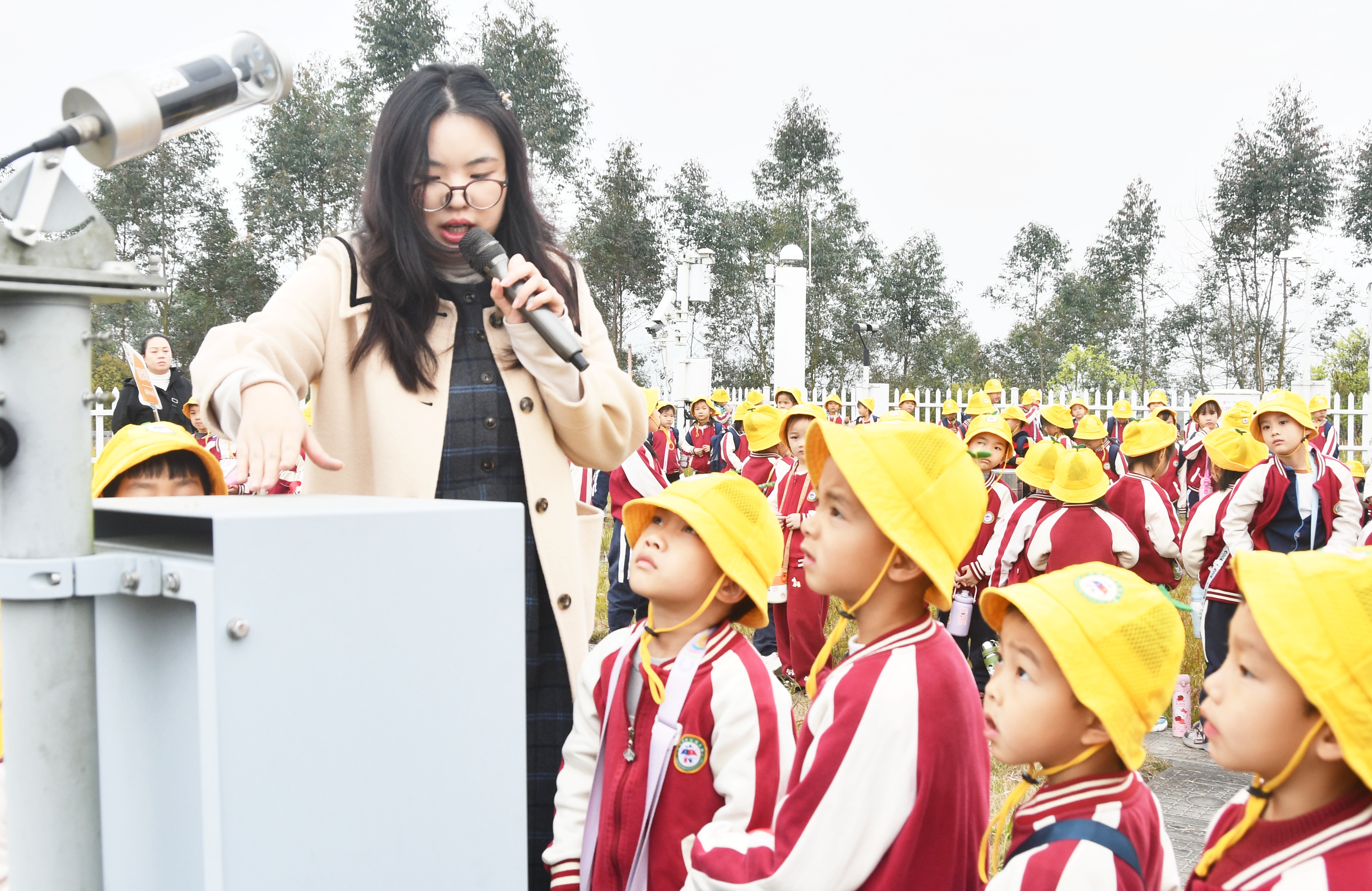 3月23日，工作人员在湖南省永州市江永县气象局观测场给江永县中心幼儿园孩子们介绍观测仪器用途。田如瑞摄 (4).JPG