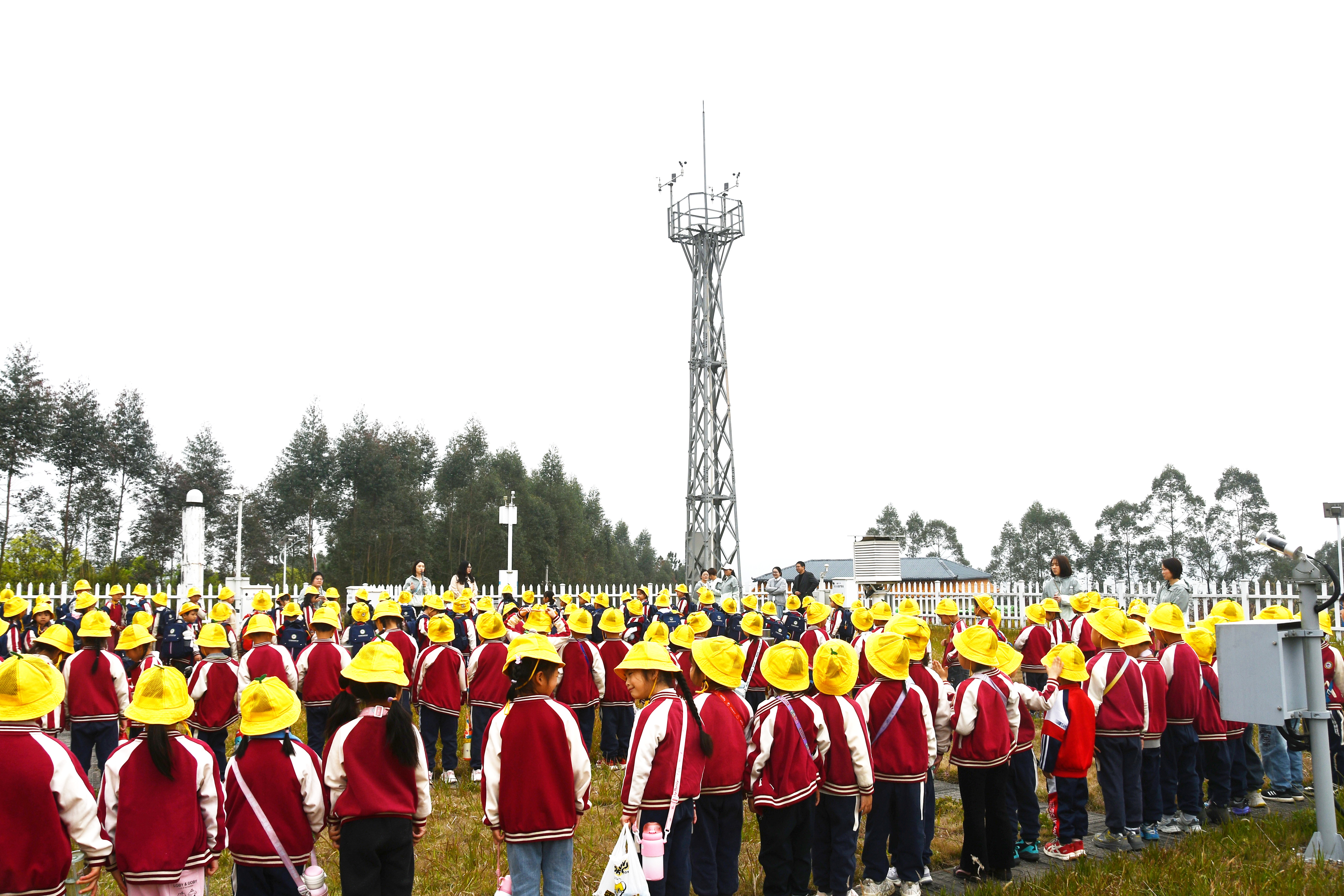 3月23日，湖南省永州市江永县中心幼儿园小朋友在江永县气象局观测场参观。田如瑞 摄.JPG