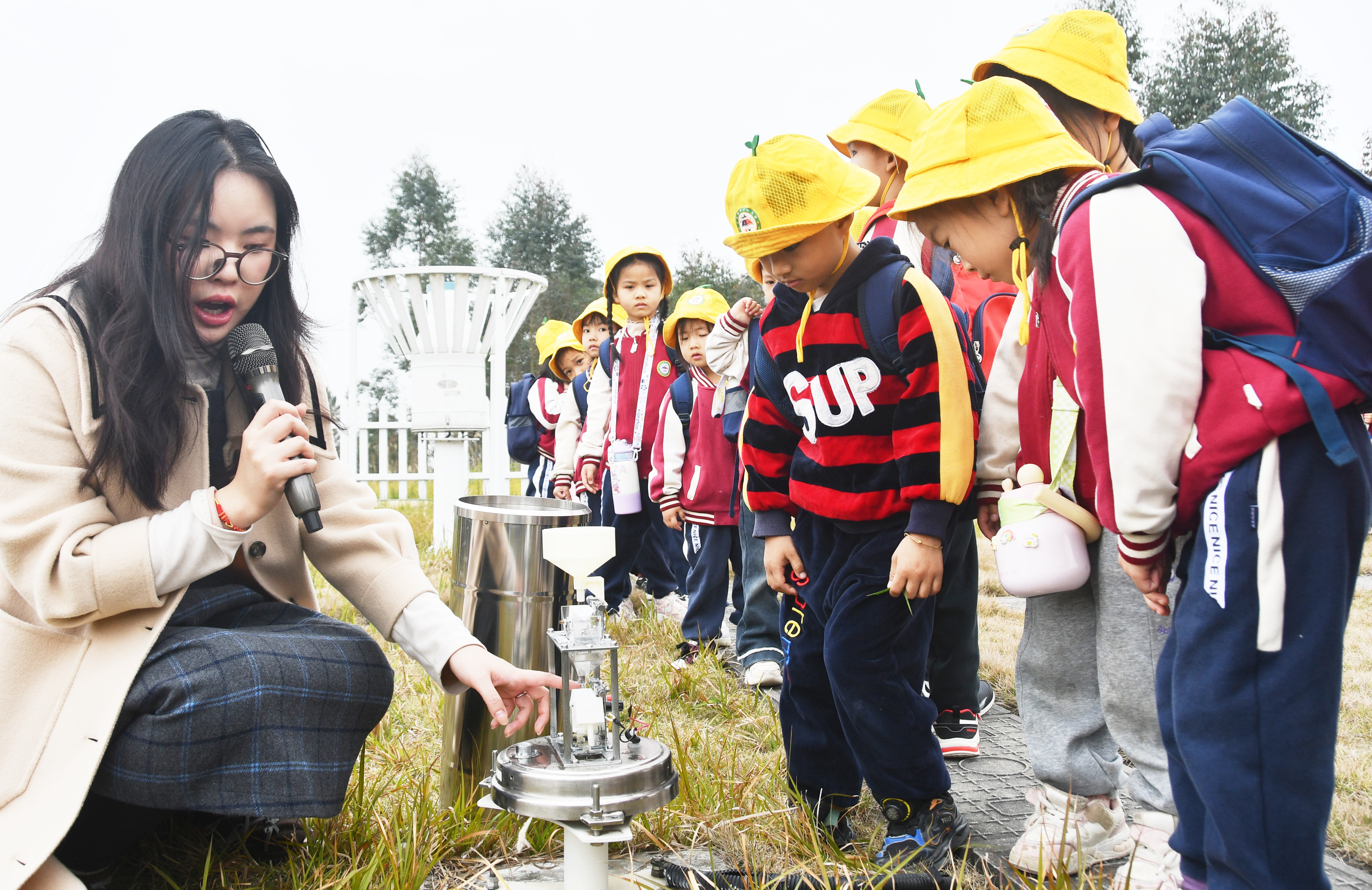 3月23日，工作人员在湖南省永州市江永县气象局观测场给江永县中心幼儿园孩子们介绍观测仪器用途。田如瑞摄 (3).JPG