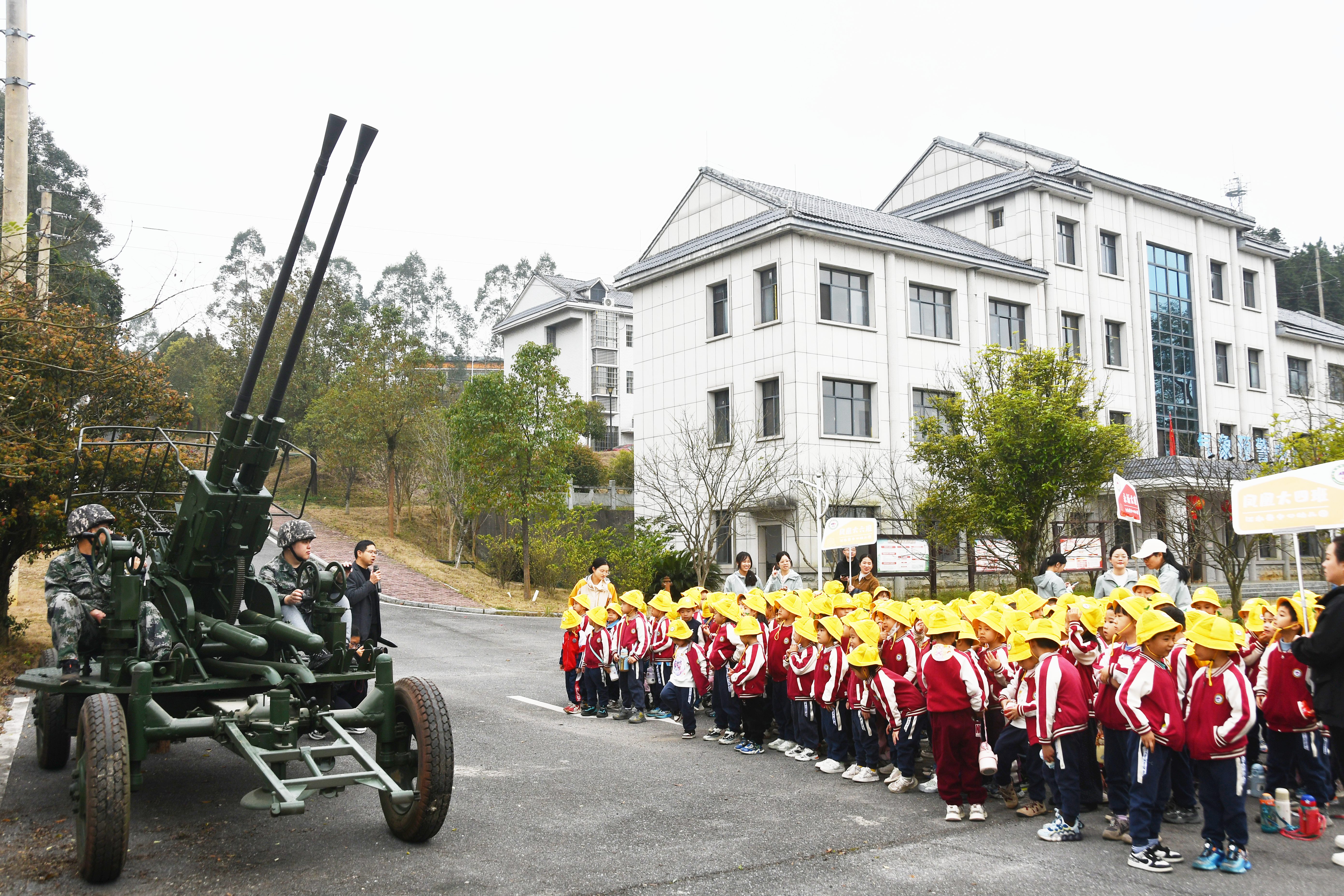 3月23日，工作人员在湖南省永州市江永县气象局给江永县中心幼儿园孩子们介绍人工降雨设备。田如瑞 摄.JPG