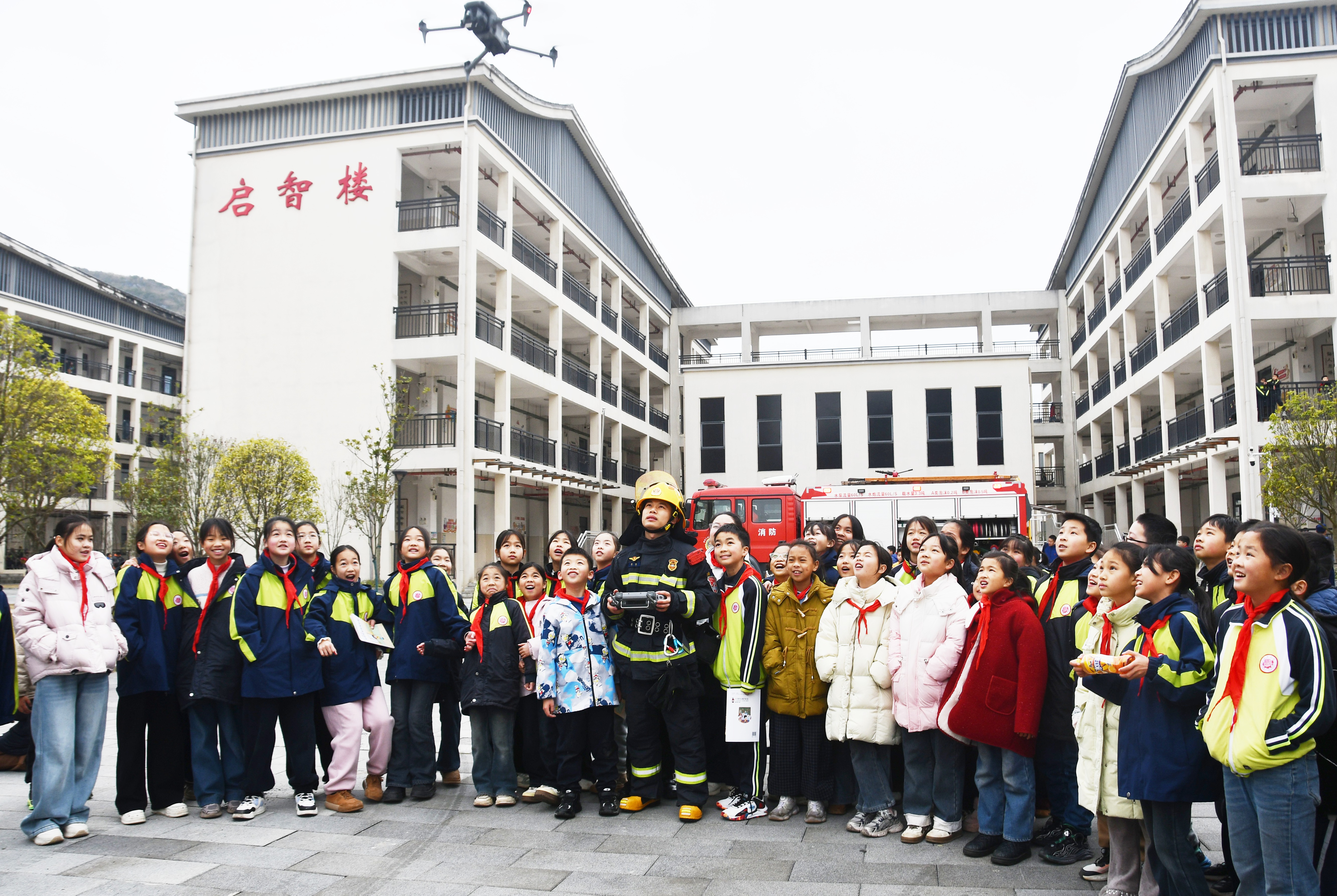 3月4日，在湖南省永州市江永县潇浦镇芙蓉学校，消防救援人员向小学生们展示无人机装备。田如瑞摄.JPG