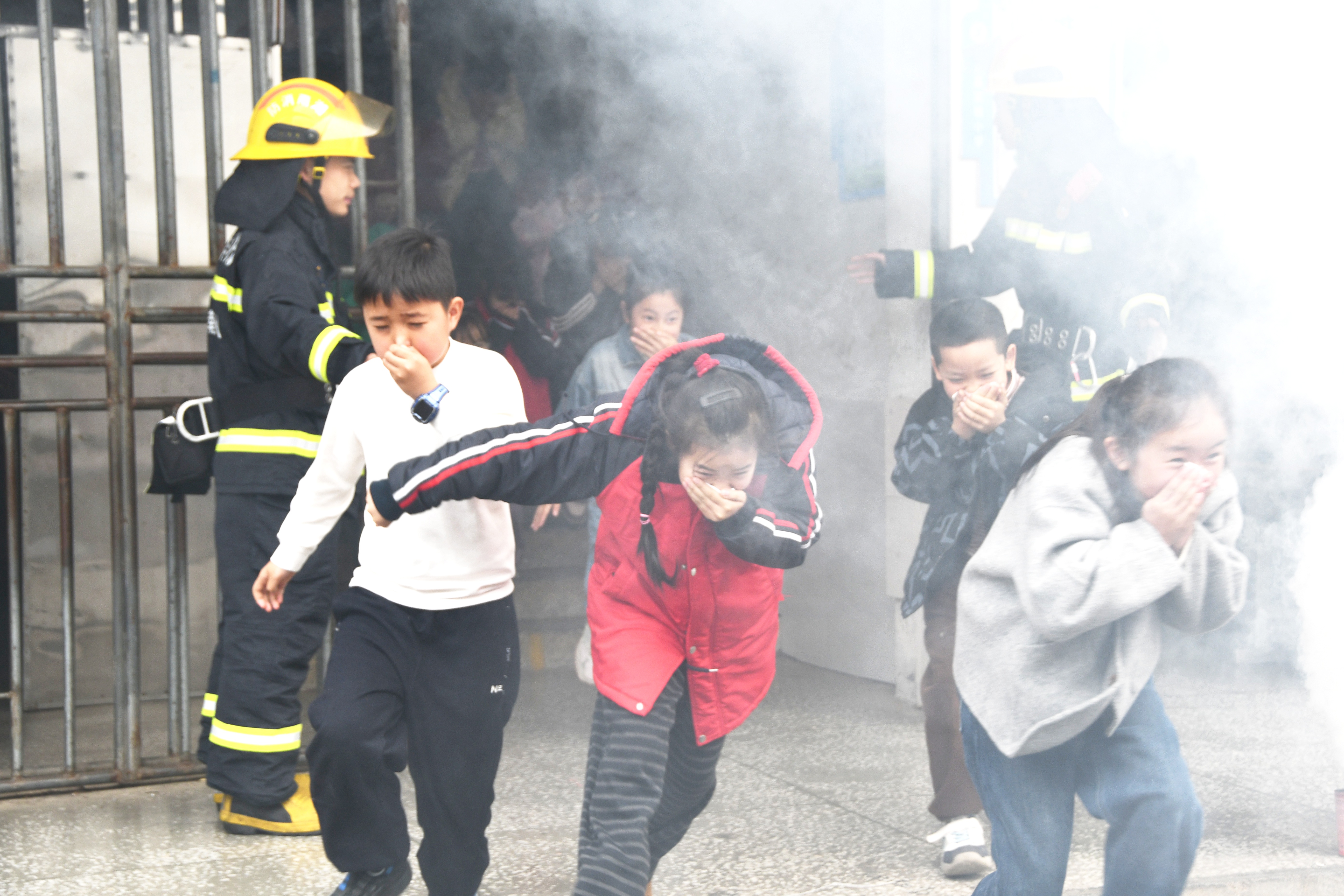 3月5日，湖南省永州市江永县实验小学学生在参加火灾逃生演练。田如瑞摄 (3).JPG