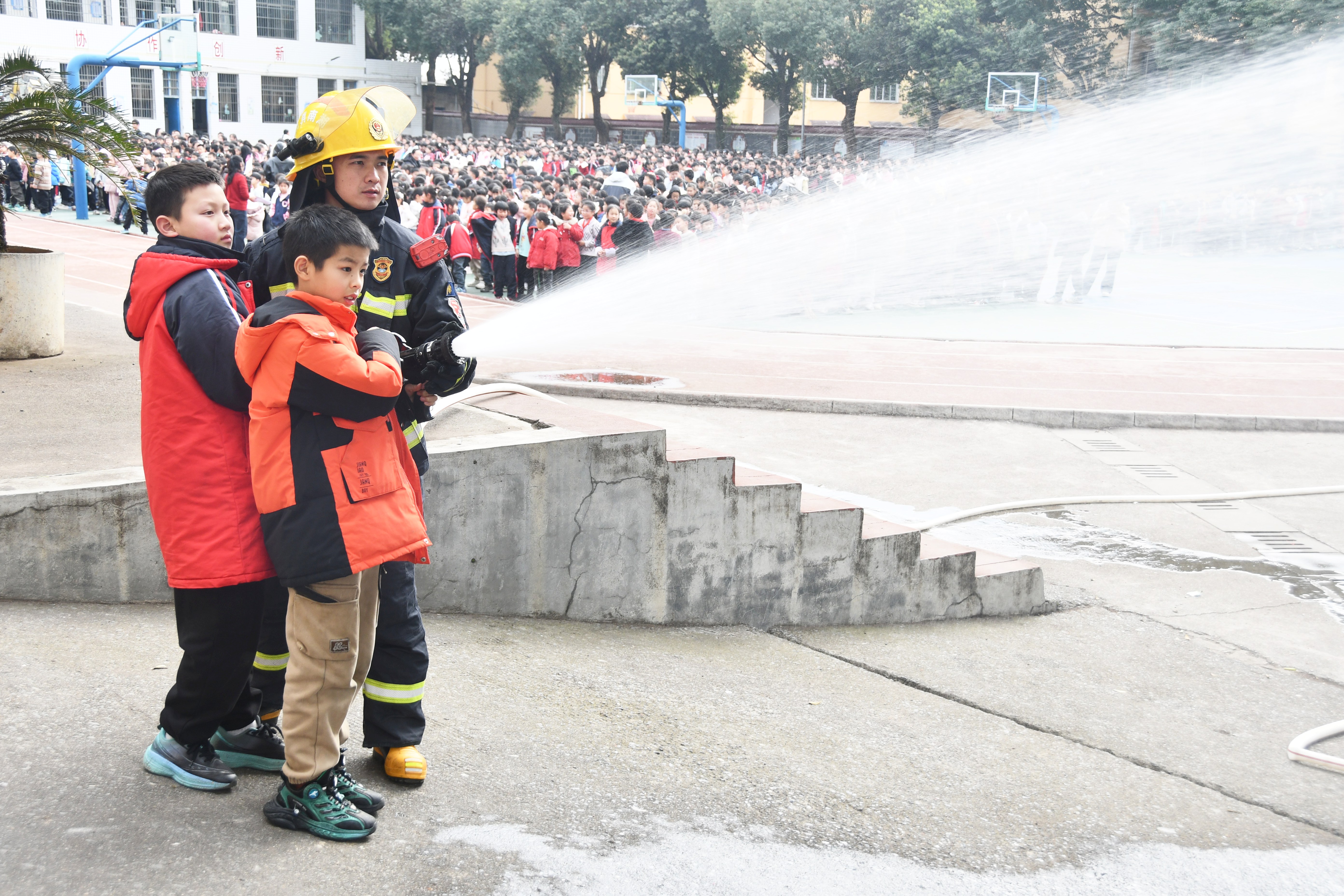 3月5日，湖南省永州市江永县实验小学学生在消防救援人员的帮助下体验灭火水枪的使用。田如瑞 (1).JPG