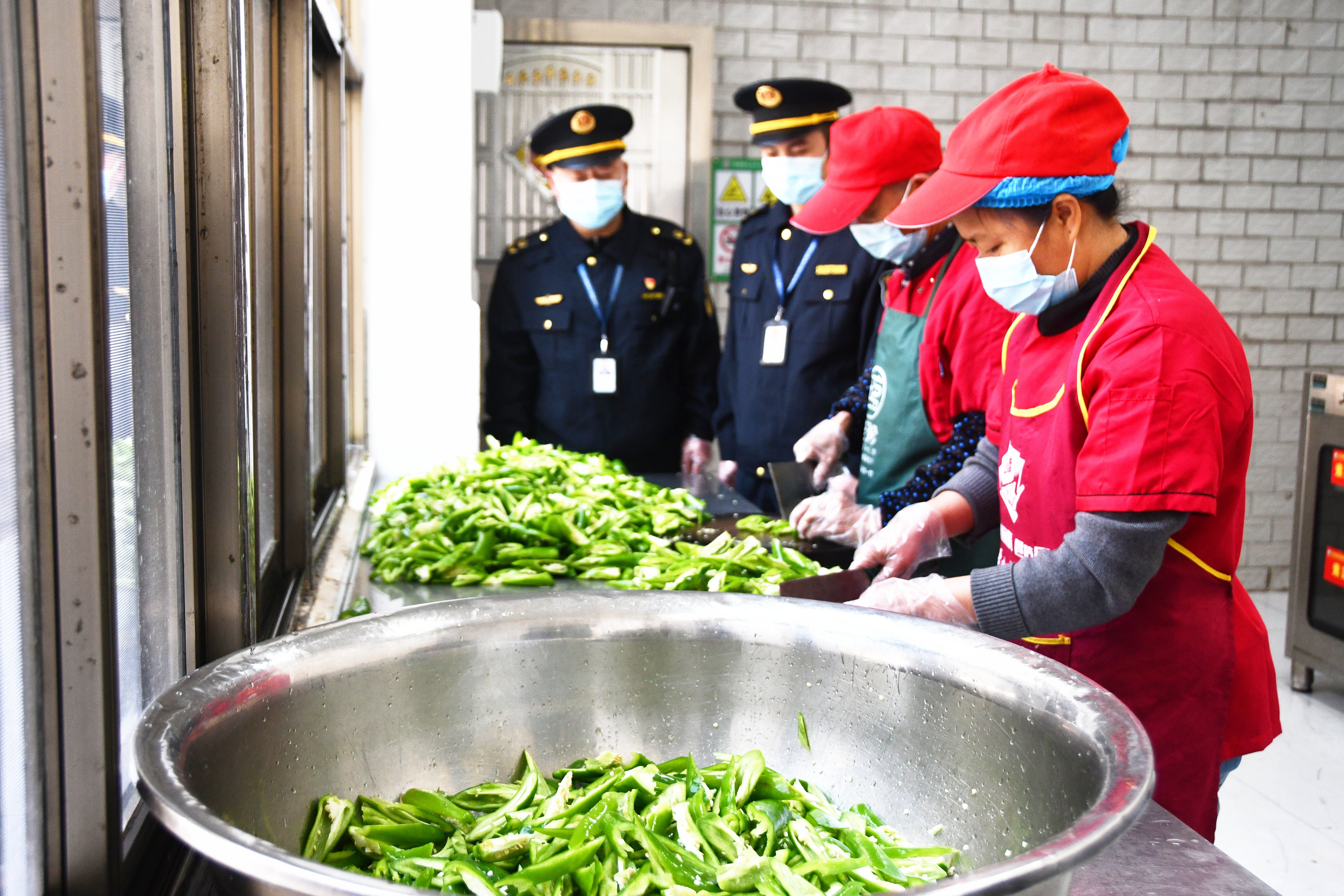 3月9日，湖南省永州市江永县市场监督管理局执法人员在潇浦镇允山中心小学检查营养餐食材。田如瑞摄 (1).JPG