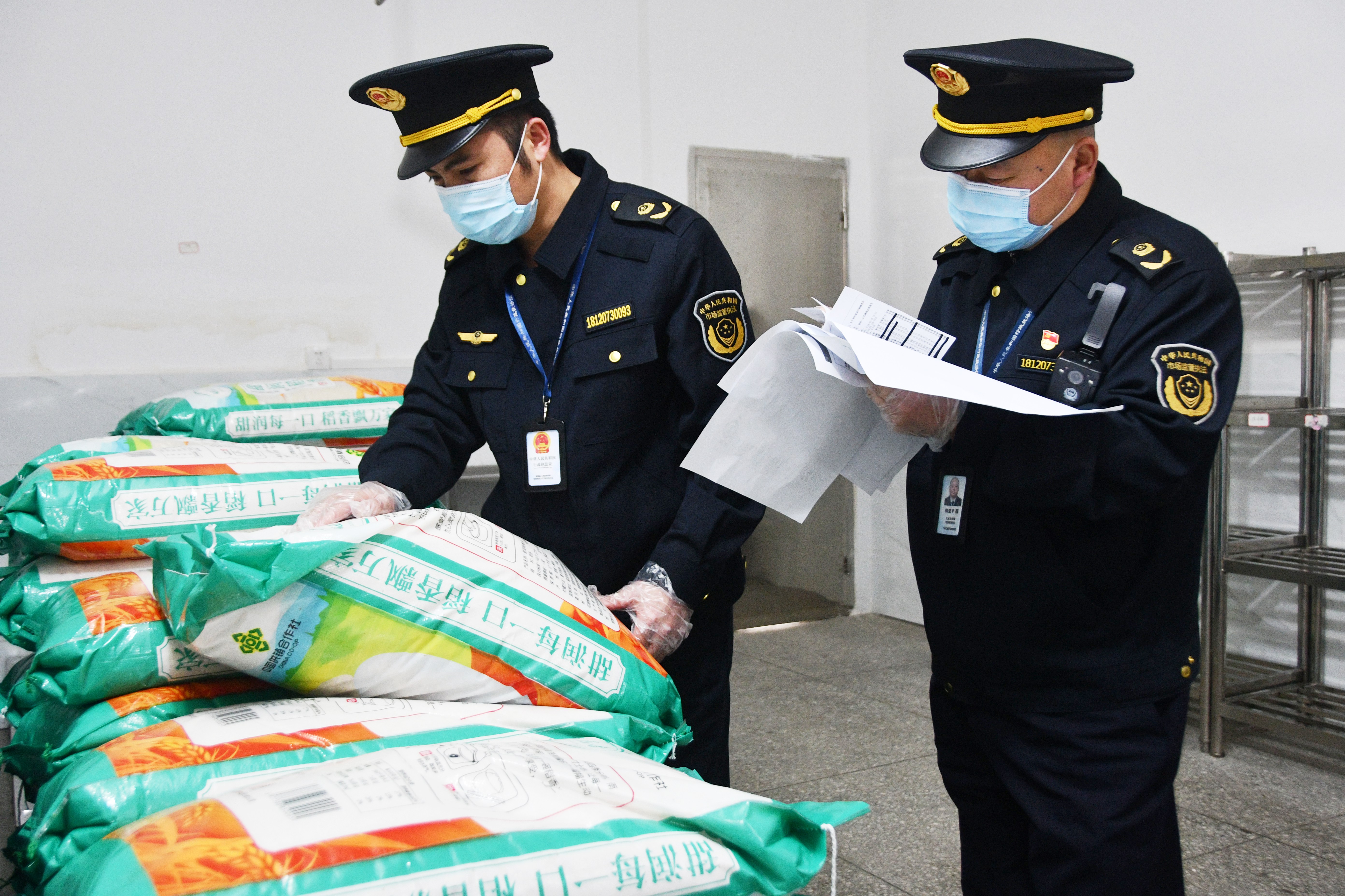 3月9日，湖南省永州市江永县市场监督管理局执法人员在潇浦镇允山中心小学检查营养餐食材。田如瑞摄 (8).JPG