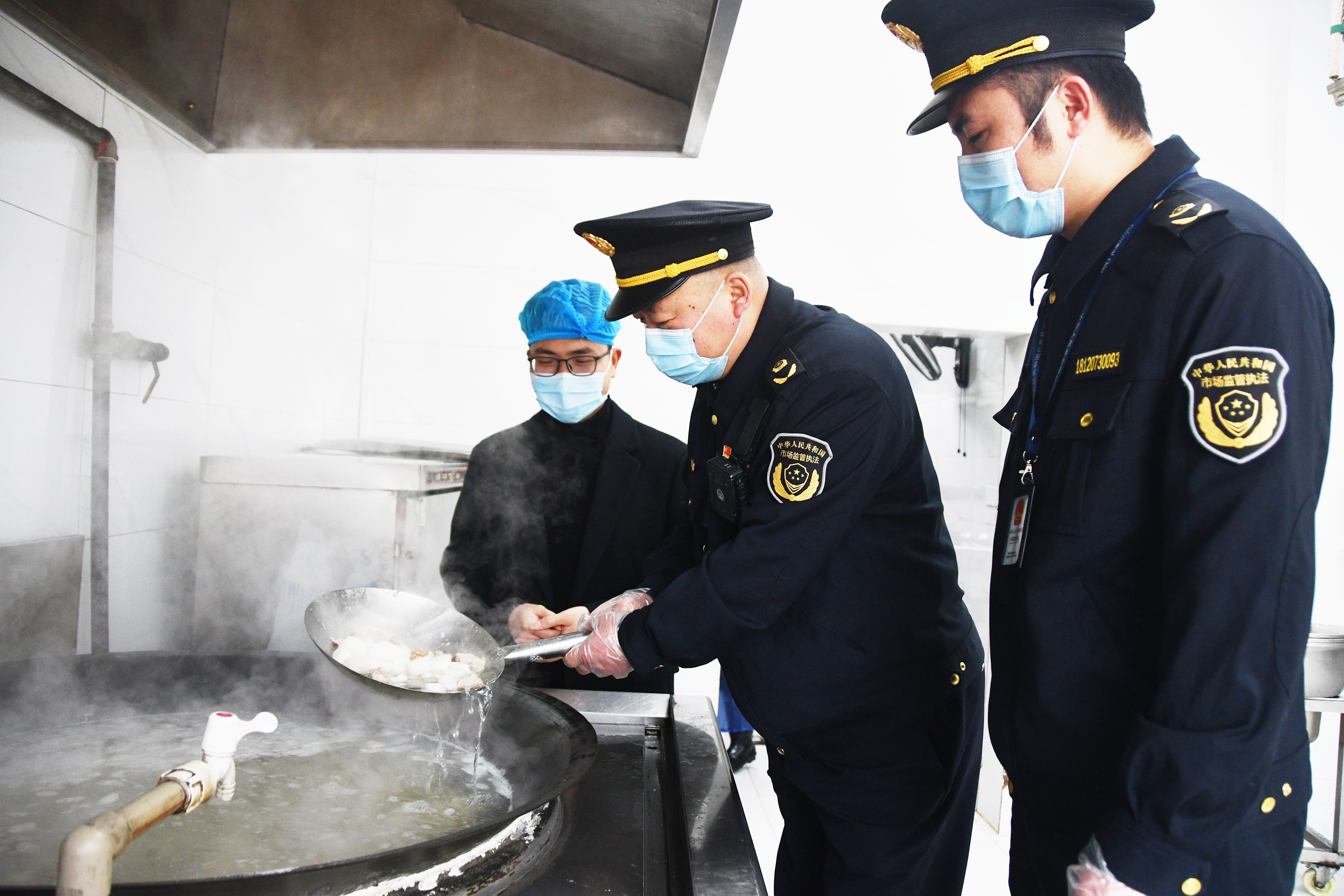 3月9日，湖南省永州市江永县市场监督管理局执法人员在潇浦镇允山中心小学检查营养餐食材。田如瑞摄 (6).JPG