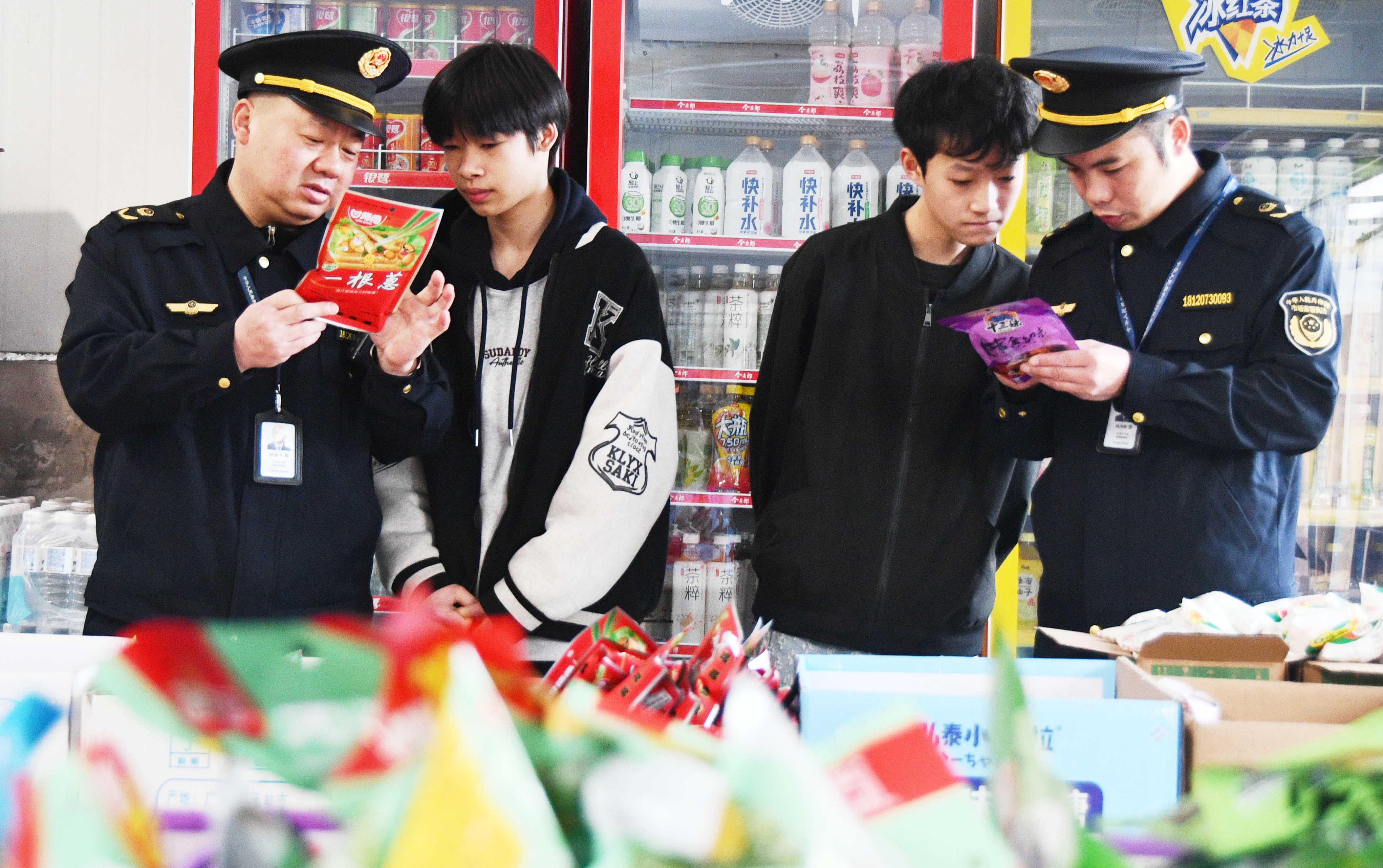 3月6日，湖南省永州市江永县市场监督管理局执法人员在潇浦镇允山中学经销店教学生识别商品生产日期。田如瑞摄 (8).JPG