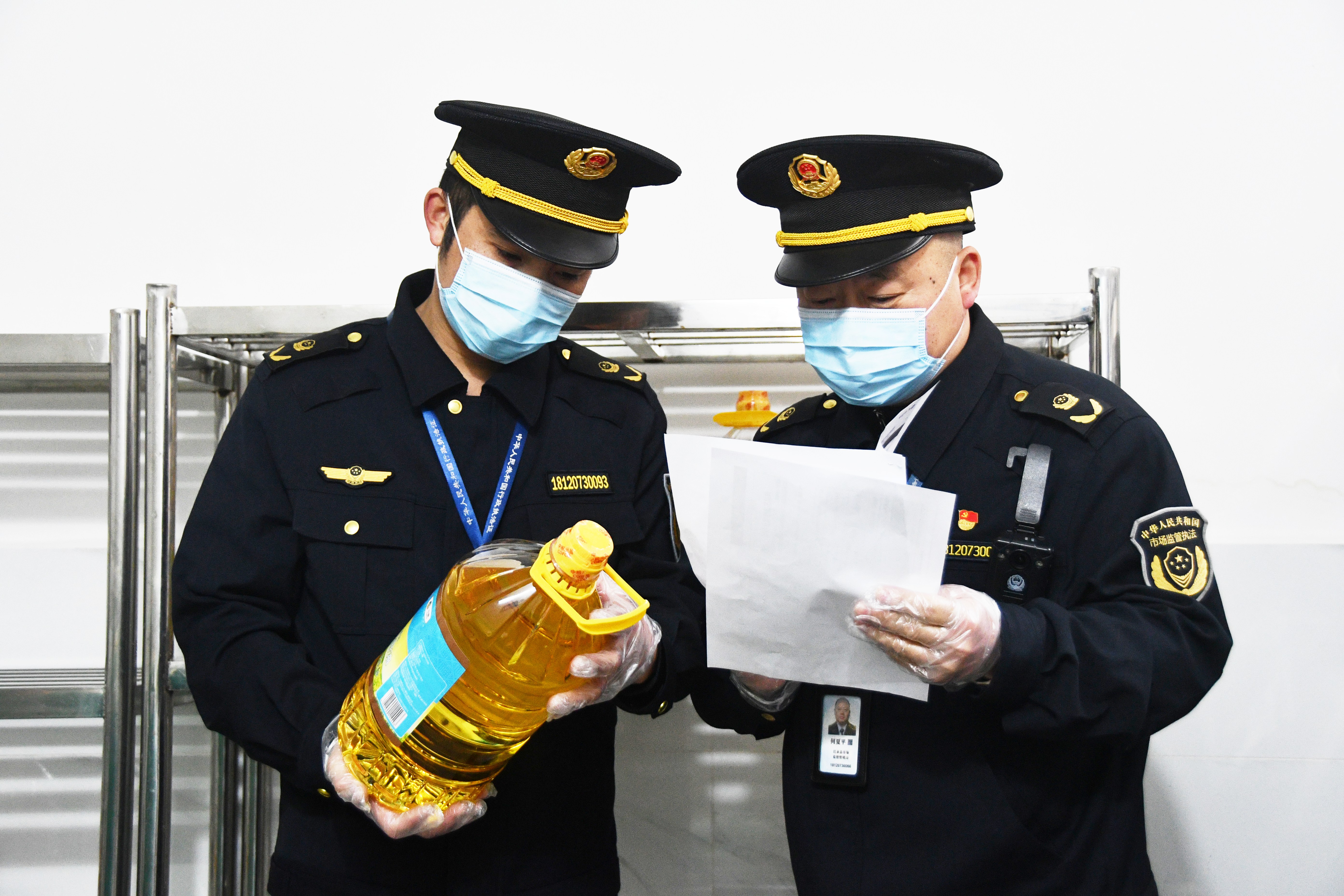 3月9日，湖南省永州市江永县市场监督管理局执法人员在潇浦镇允山中心小学检查营养餐食材。田如瑞摄 (10).JPG