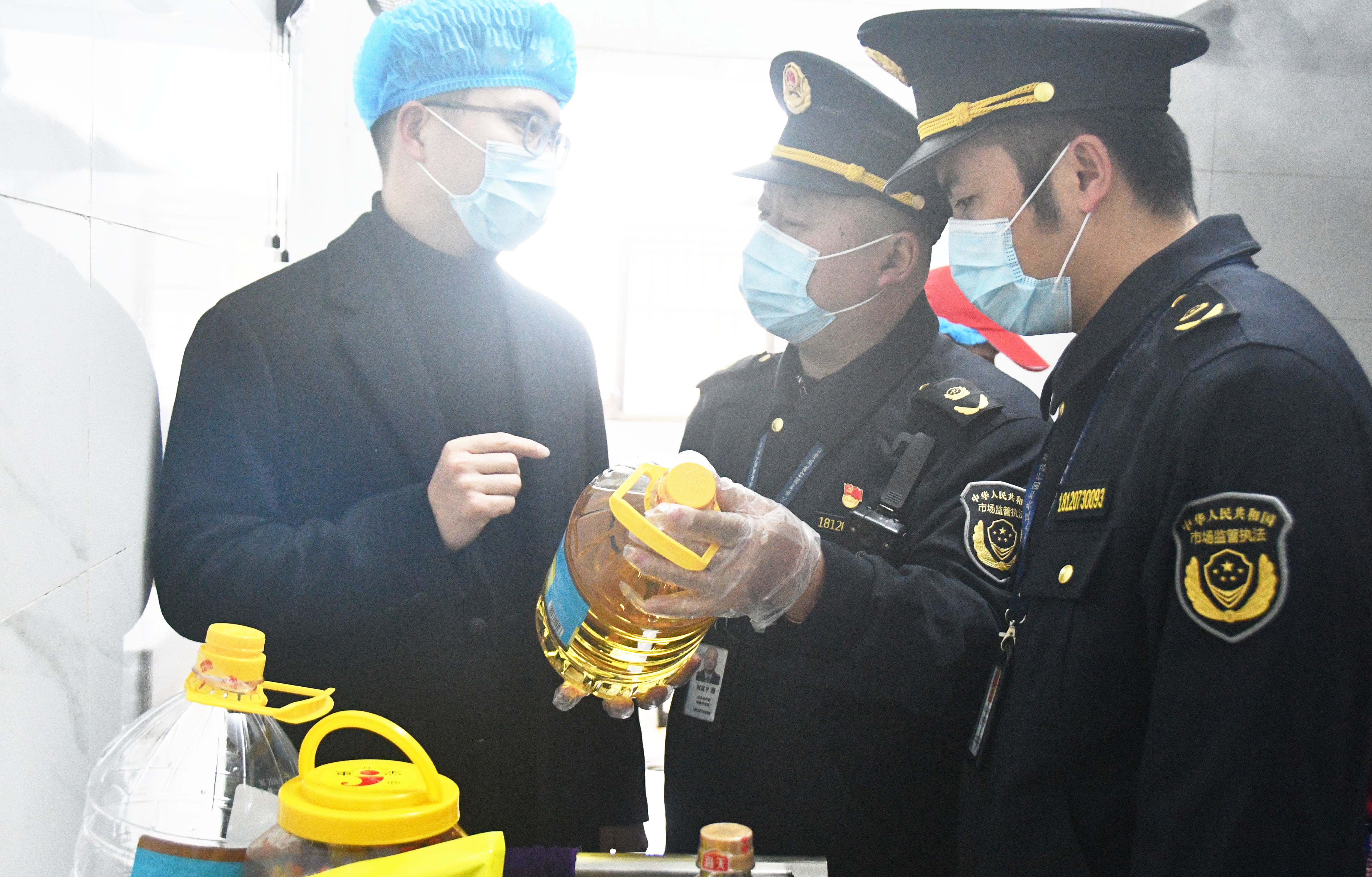 3月9日，湖南省永州市江永县市场监督管理局执法人员在潇浦镇允山中心小学检查营养餐食材。田如瑞摄 (4).JPG