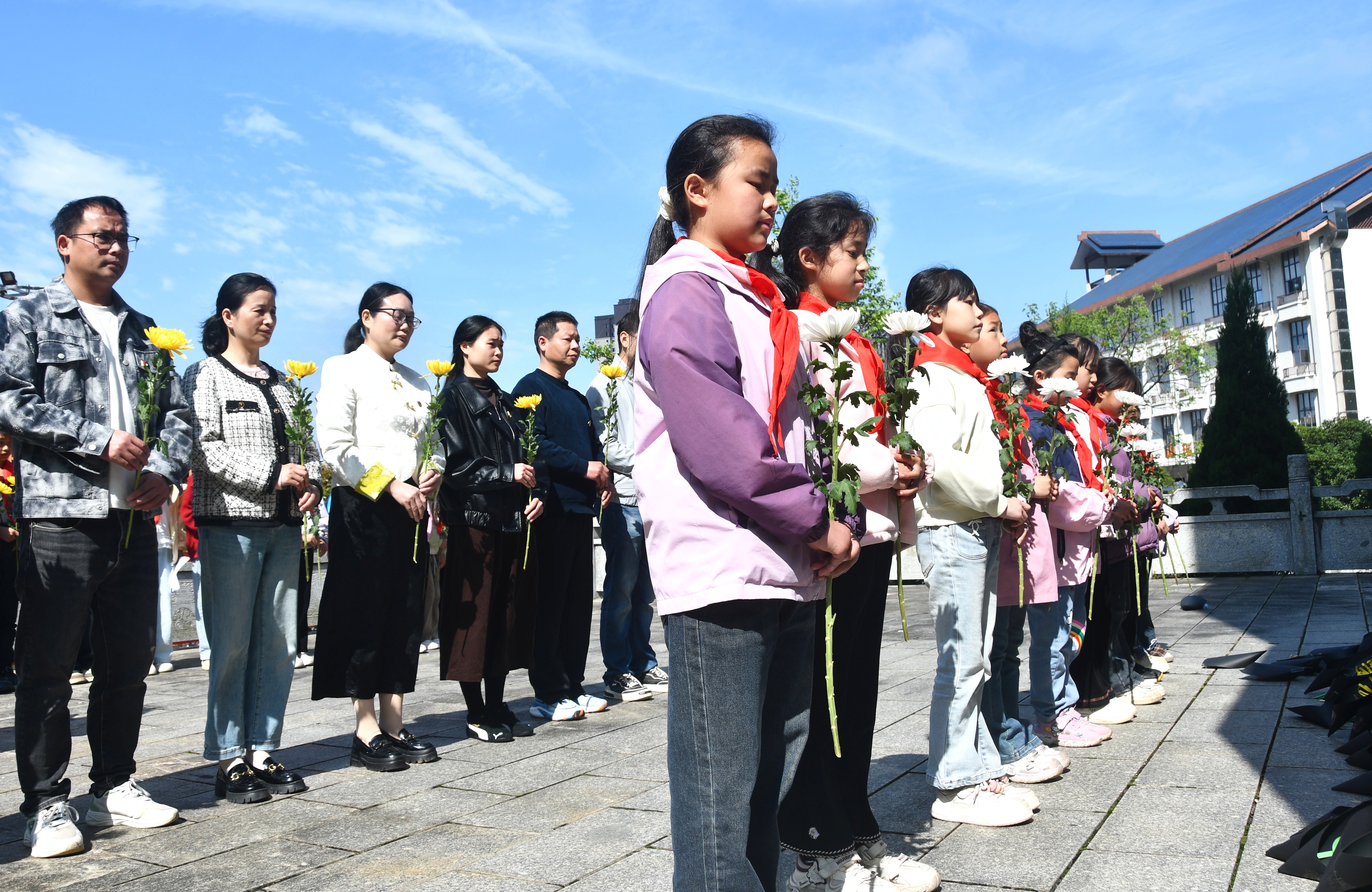 4月1日，湖南省永州市江永县潇浦镇允山中心小学师生来到江永县革命烈士陵园缅怀先烈。田如瑞摄 (1).JPG