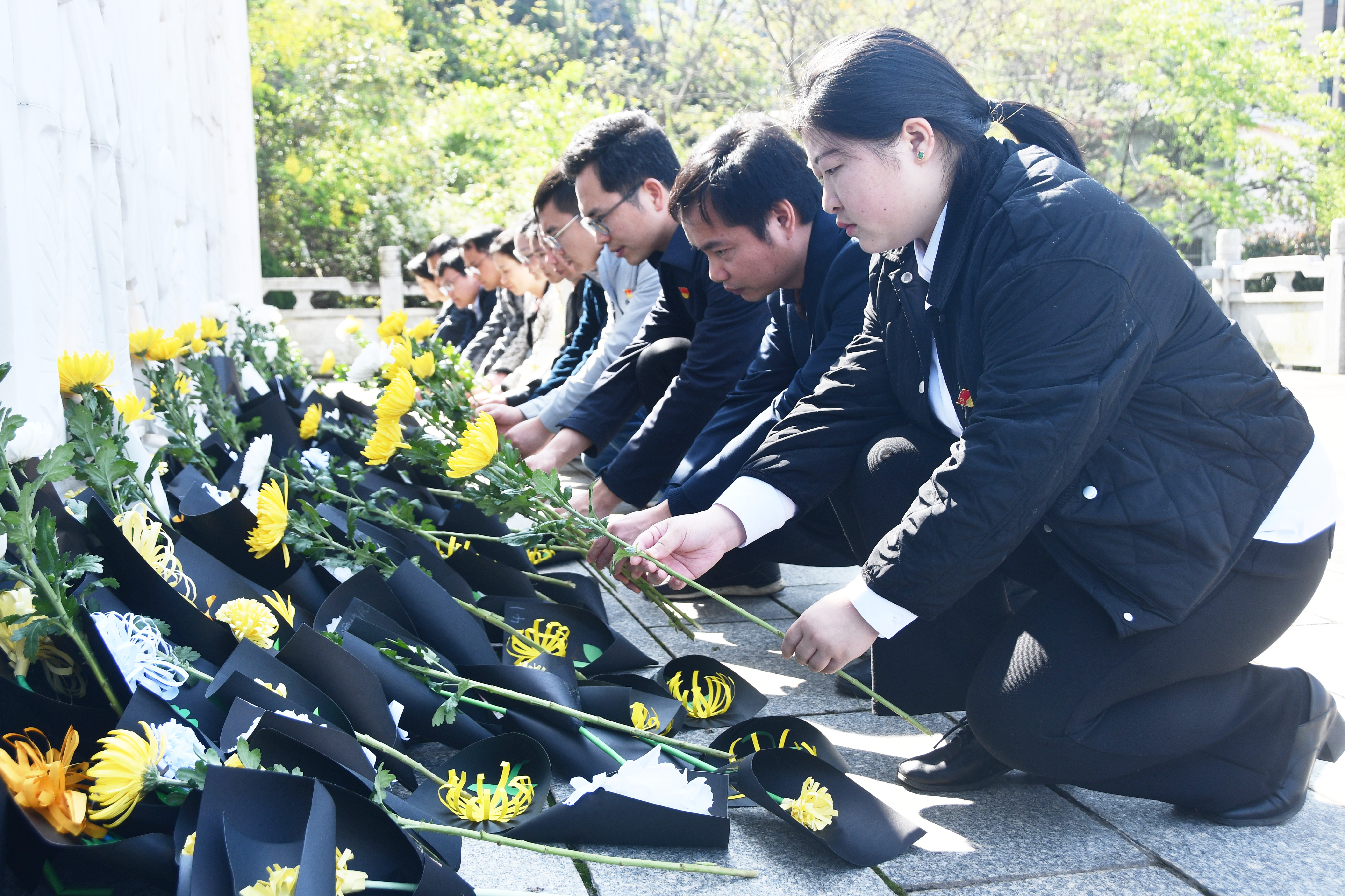 4月1日，湖南省永州市江永县潇浦镇允山中心小学师生来到江永县革命烈士陵园缅怀先烈。田如瑞摄 (4).JPG