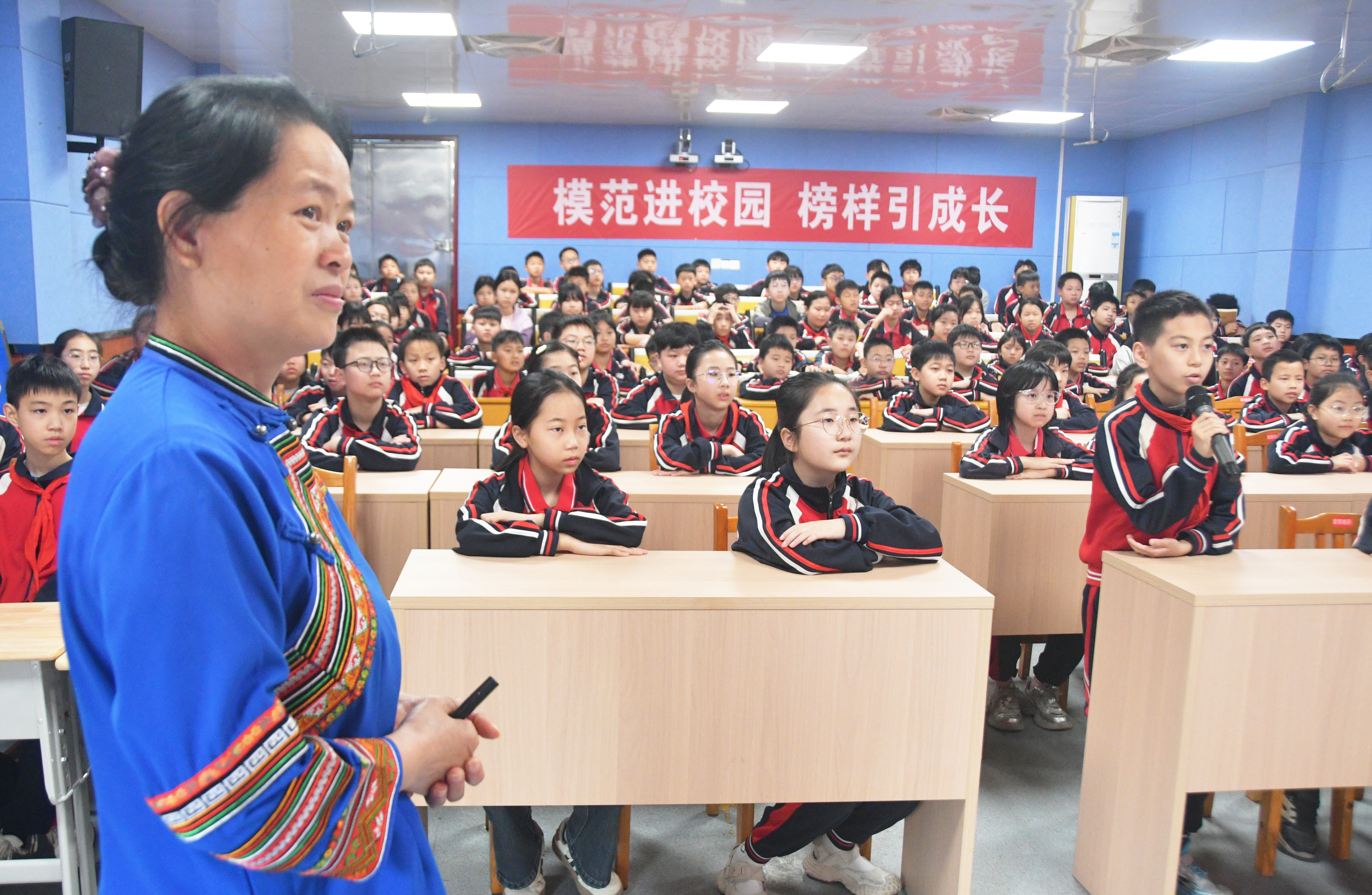 4月16日，湖南省永州市江永县实验小学，全国模范教师盘晓红在给学生讲“美心课”。田如瑞摄  (9).JPG