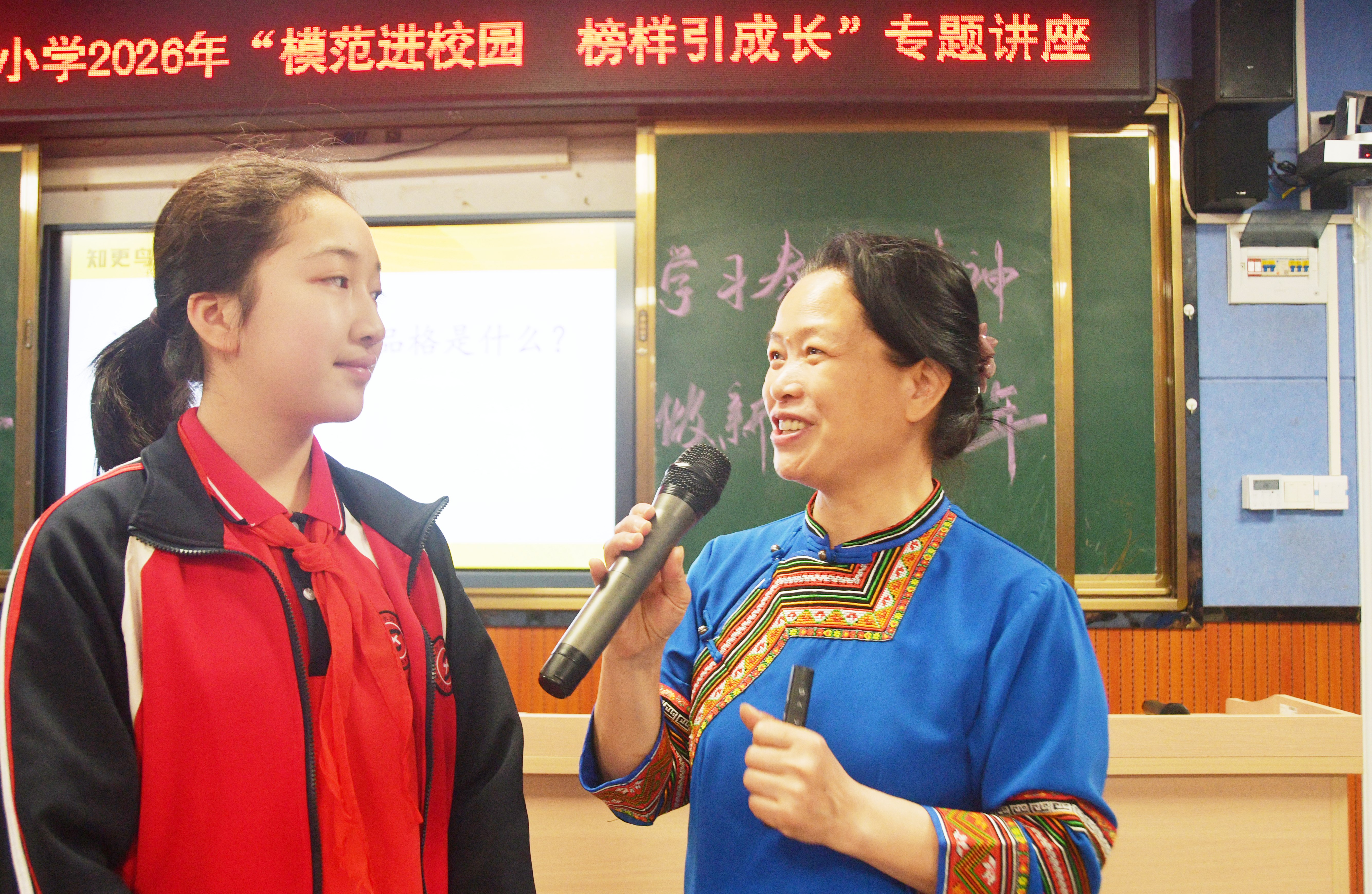 4月16日，湖南省永州市江永县实验小学，全国模范教师盘晓红在给学生讲“美心课”。田如瑞摄  (3).JPG