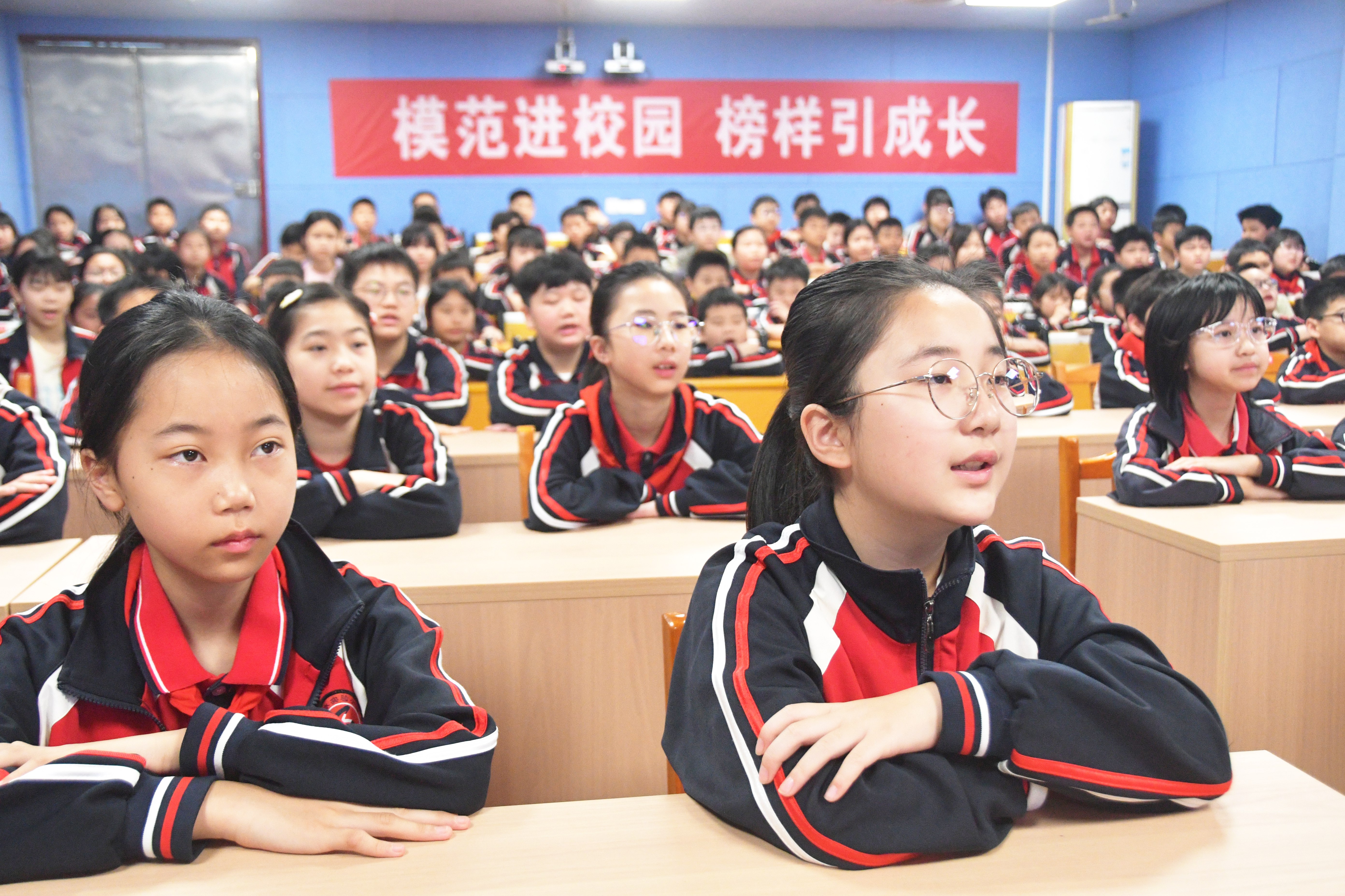 4月16日，湖南省永州市江永县实验小学，全国模范教师盘晓红在给学生讲“美心课”。田如瑞摄  (10).JPG