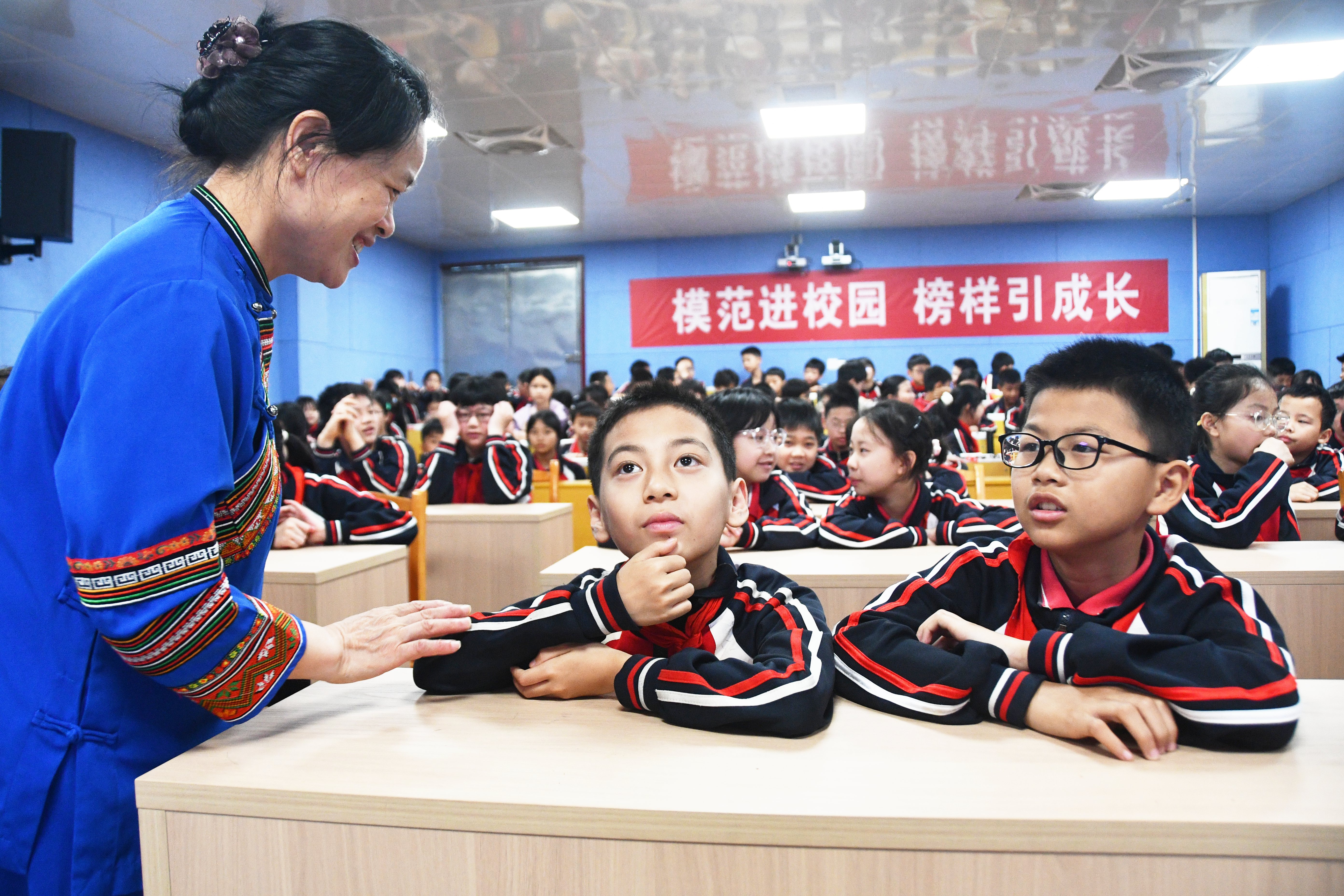 4月16日，湖南省永州市江永县实验小学，全国模范教师盘晓红在给学生讲“美心课”。田如瑞摄  (1).JPG