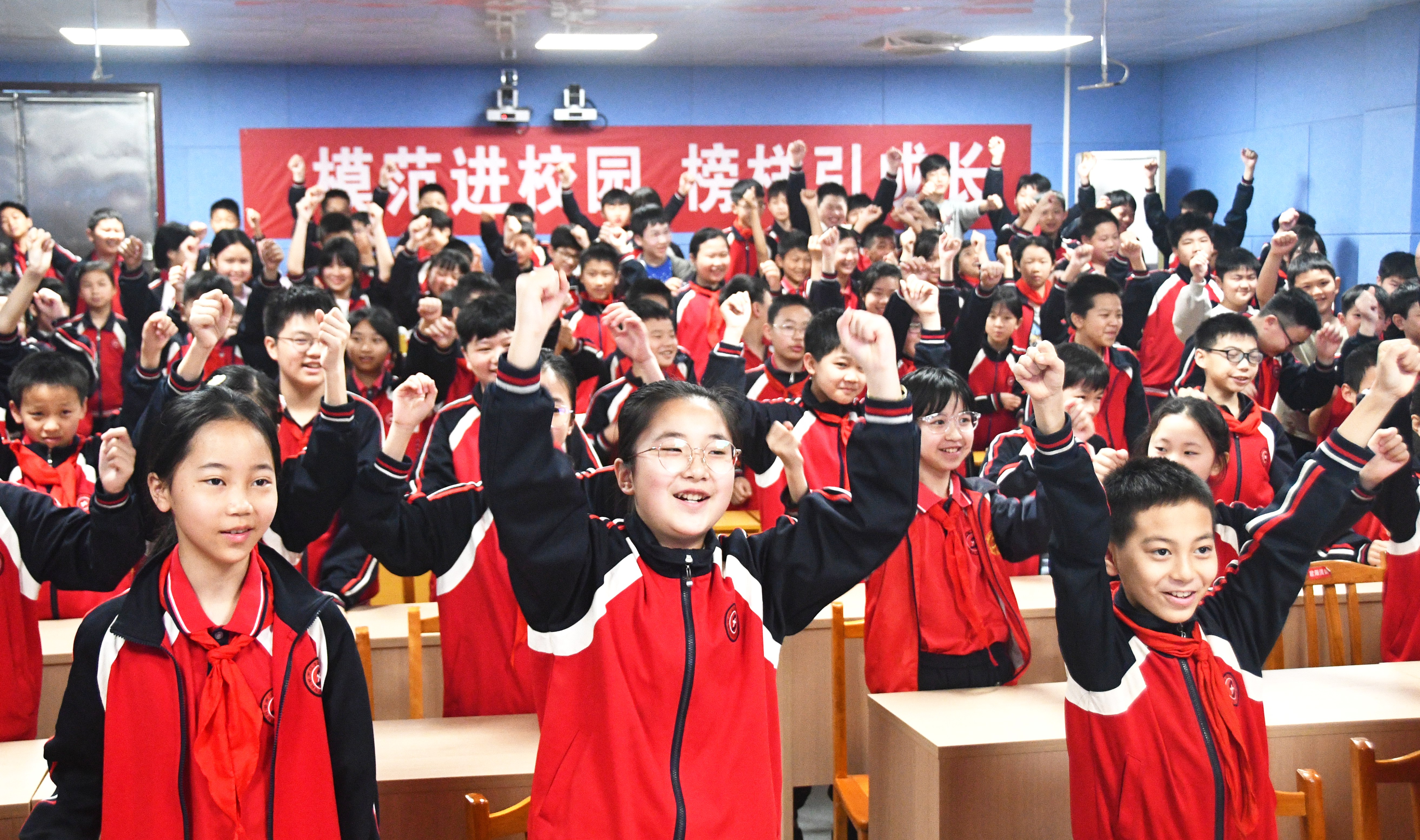 4月16日，湖南省永州市江永县实验小学，全国模范教师盘晓红在给学生讲“美心课”。田如瑞摄  (4).JPG