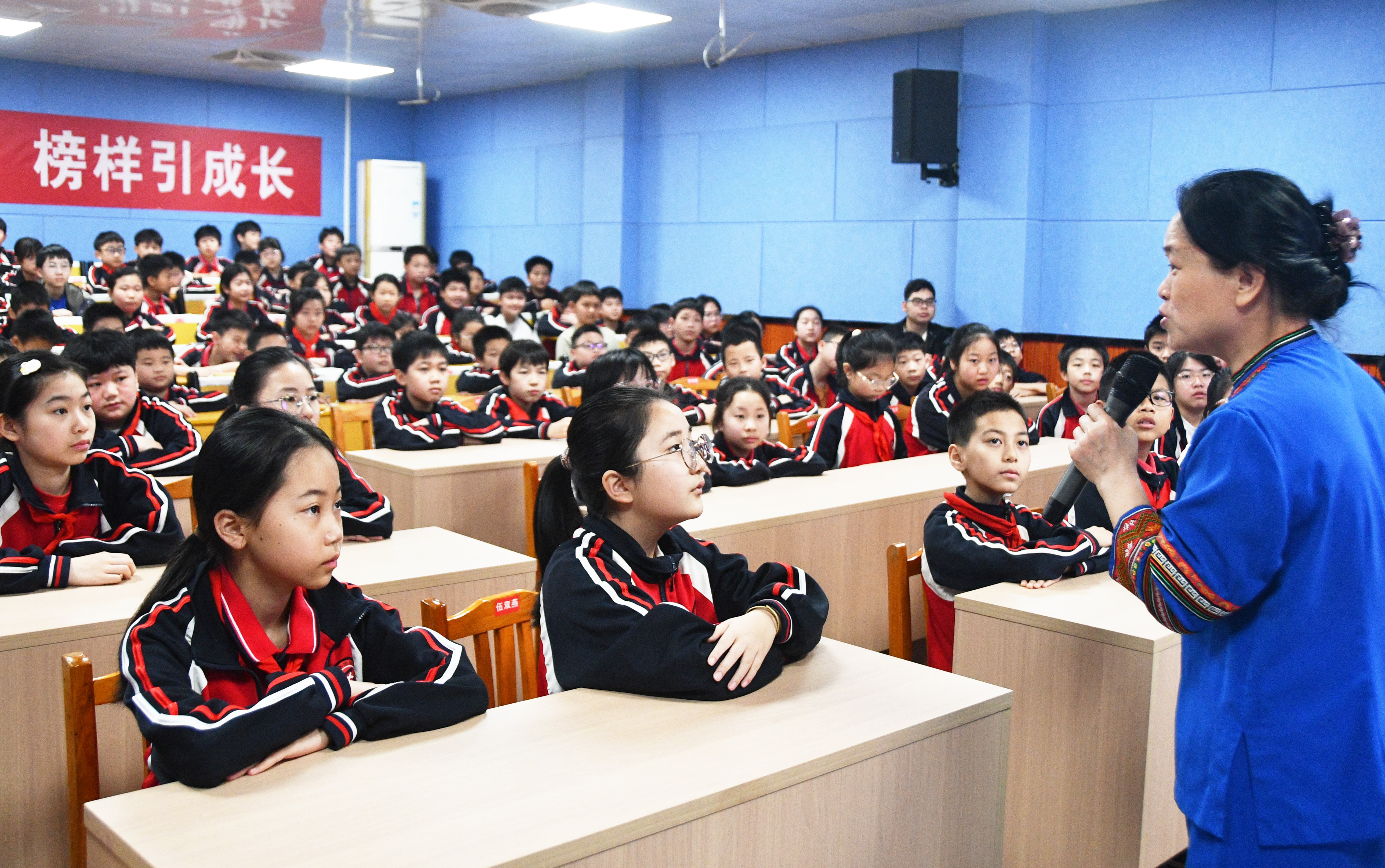 4月16日，湖南省永州市江永县实验小学，全国模范教师盘晓红在给学生讲“美心课”。田如瑞摄  (5).JPG