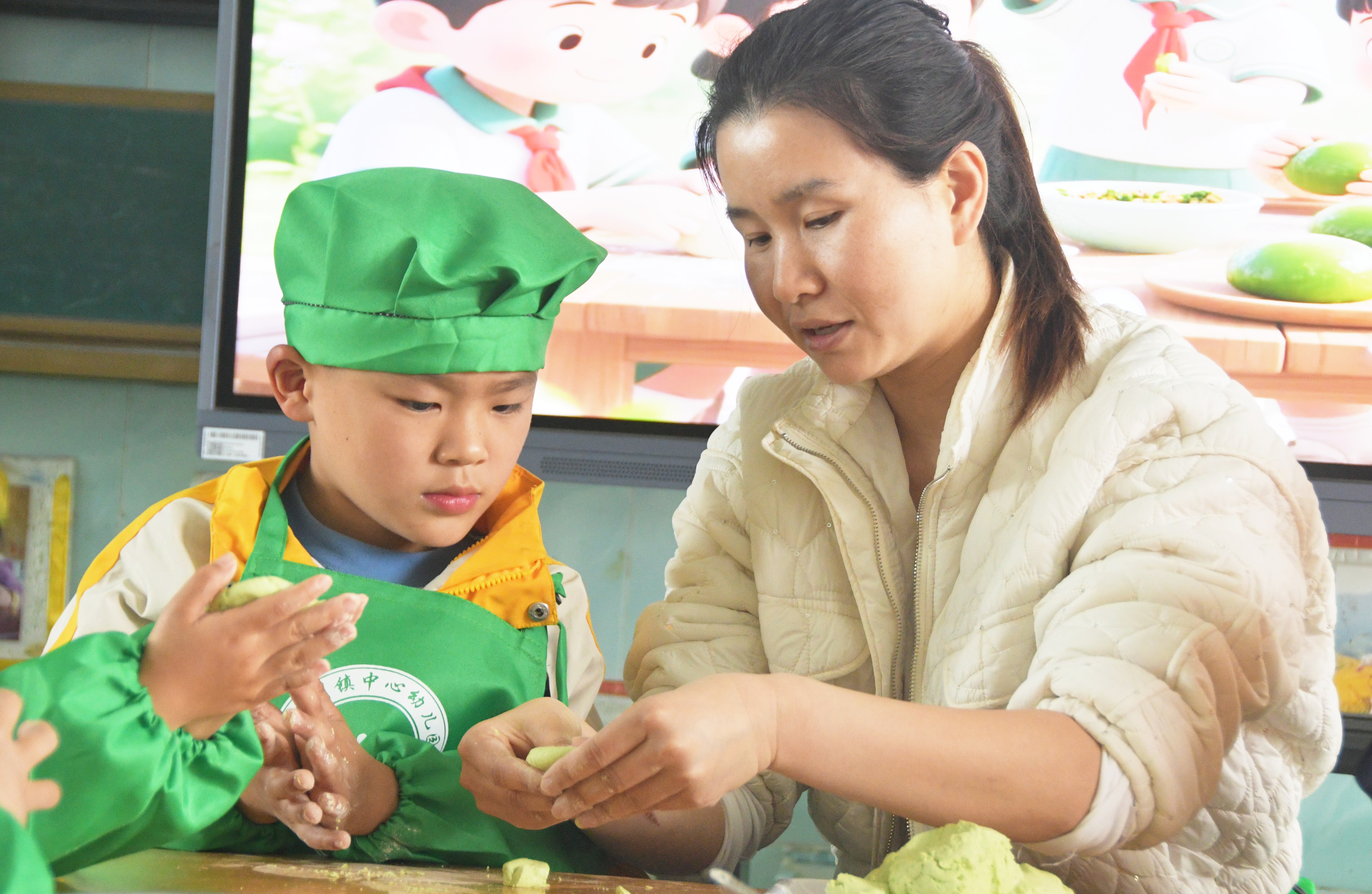 4月2日，湖南省永州市江永县桃川镇中心幼儿园的老师和小朋友们一起做清明果、包青团。田如瑞摄 (10).JPG