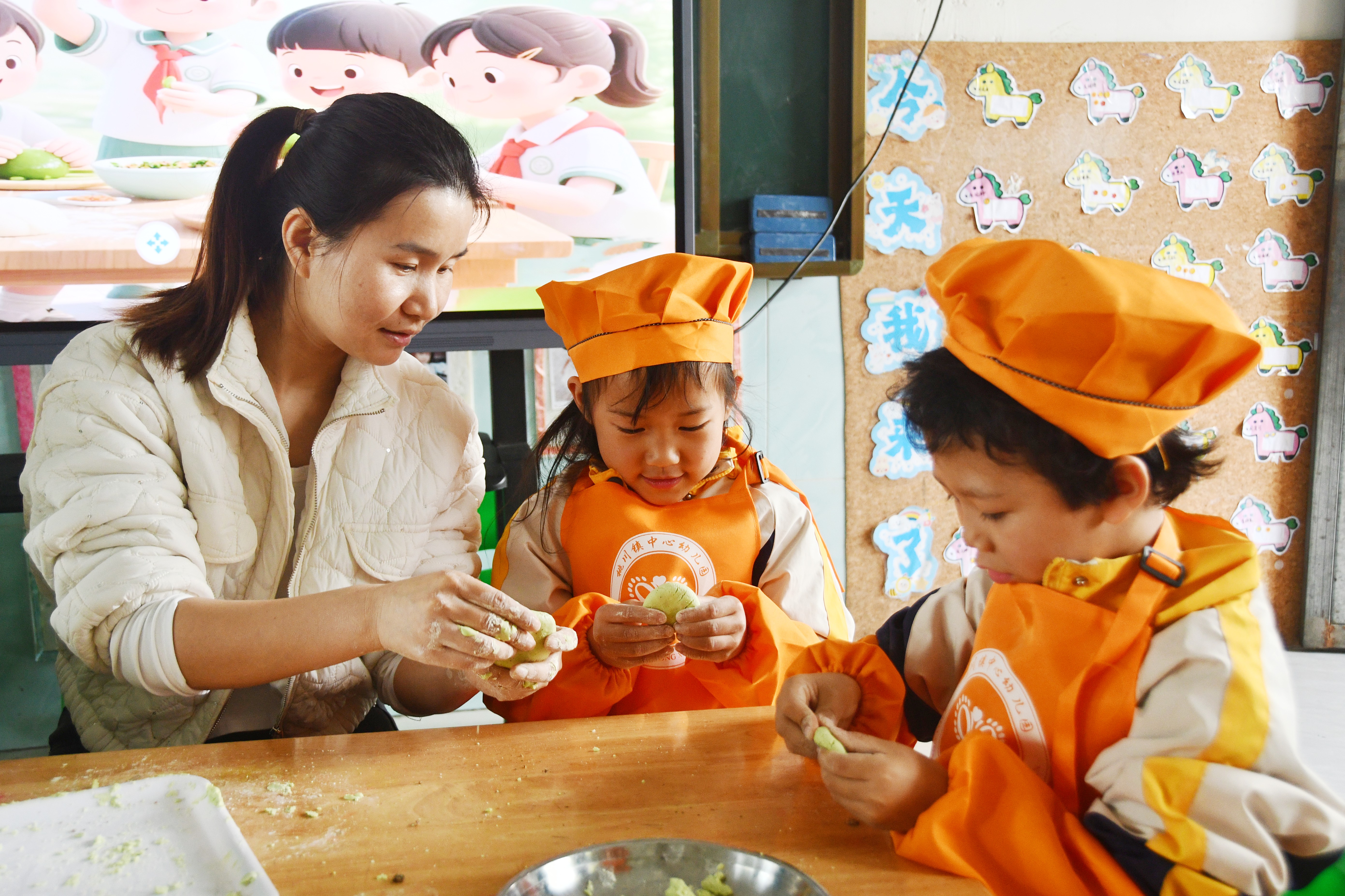 4月2日，湖南省永州市江永县桃川镇中心幼儿园的老师和小朋友们一起做清明果、包青团。田如瑞摄 (7).JPG