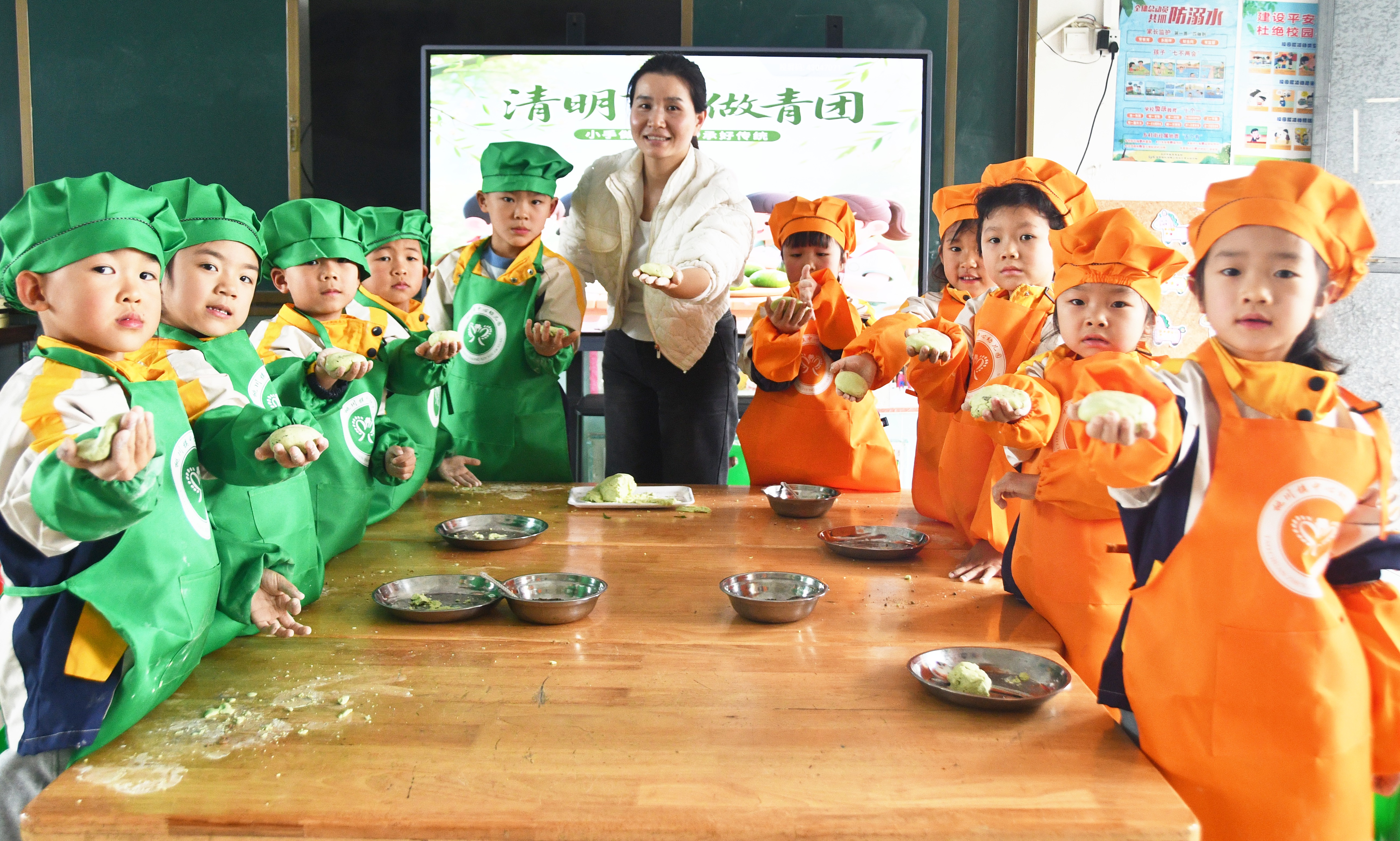 4月2日，湖南省永州市江永县桃川镇中心幼儿园的老师和小朋友们一起做清明果、包青团。田如瑞摄 (5).JPG