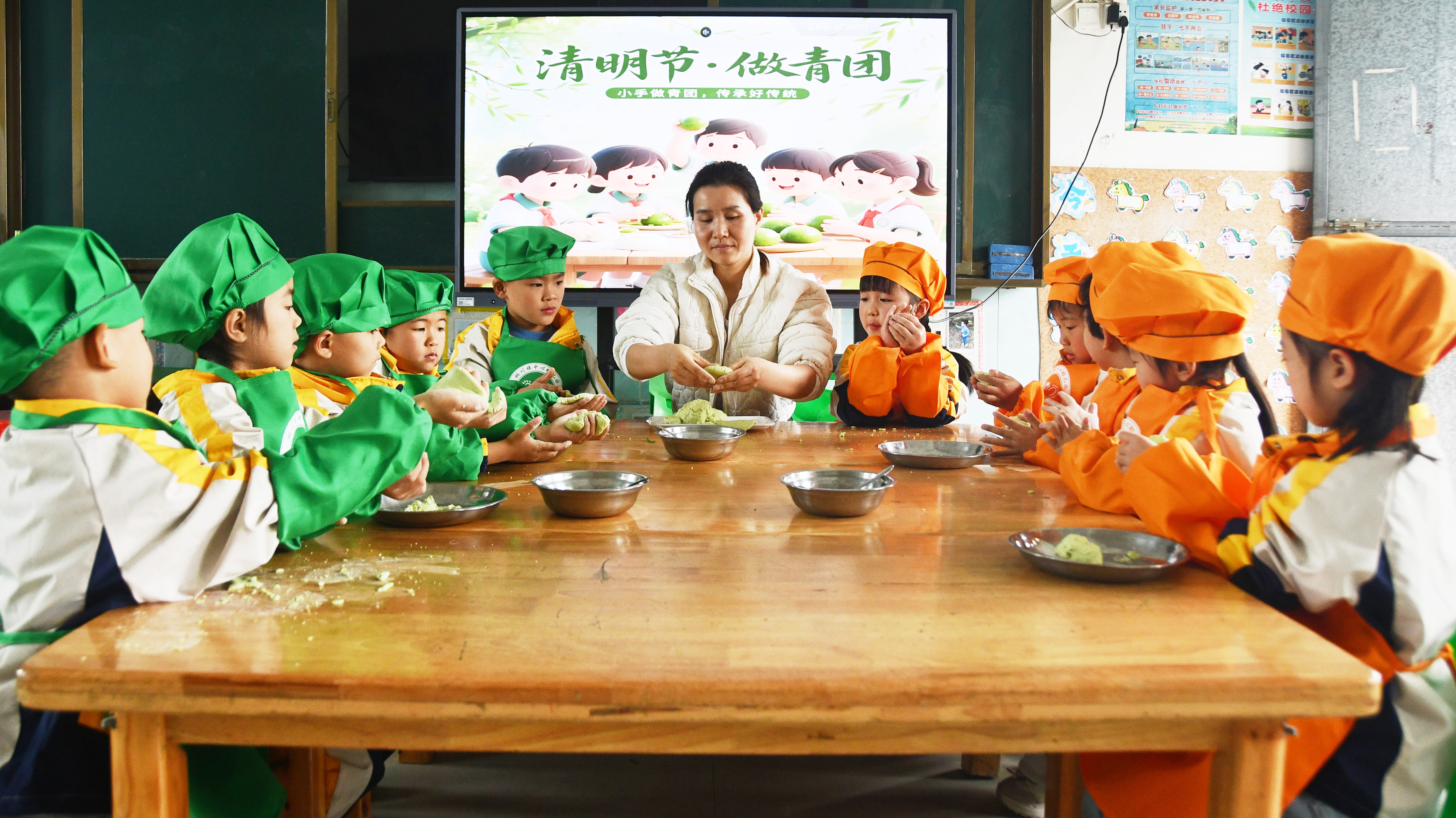 4月2日，湖南省永州市江永县桃川镇中心幼儿园的老师和小朋友们一起做清明果、包青团。田如瑞摄 (1).JPG